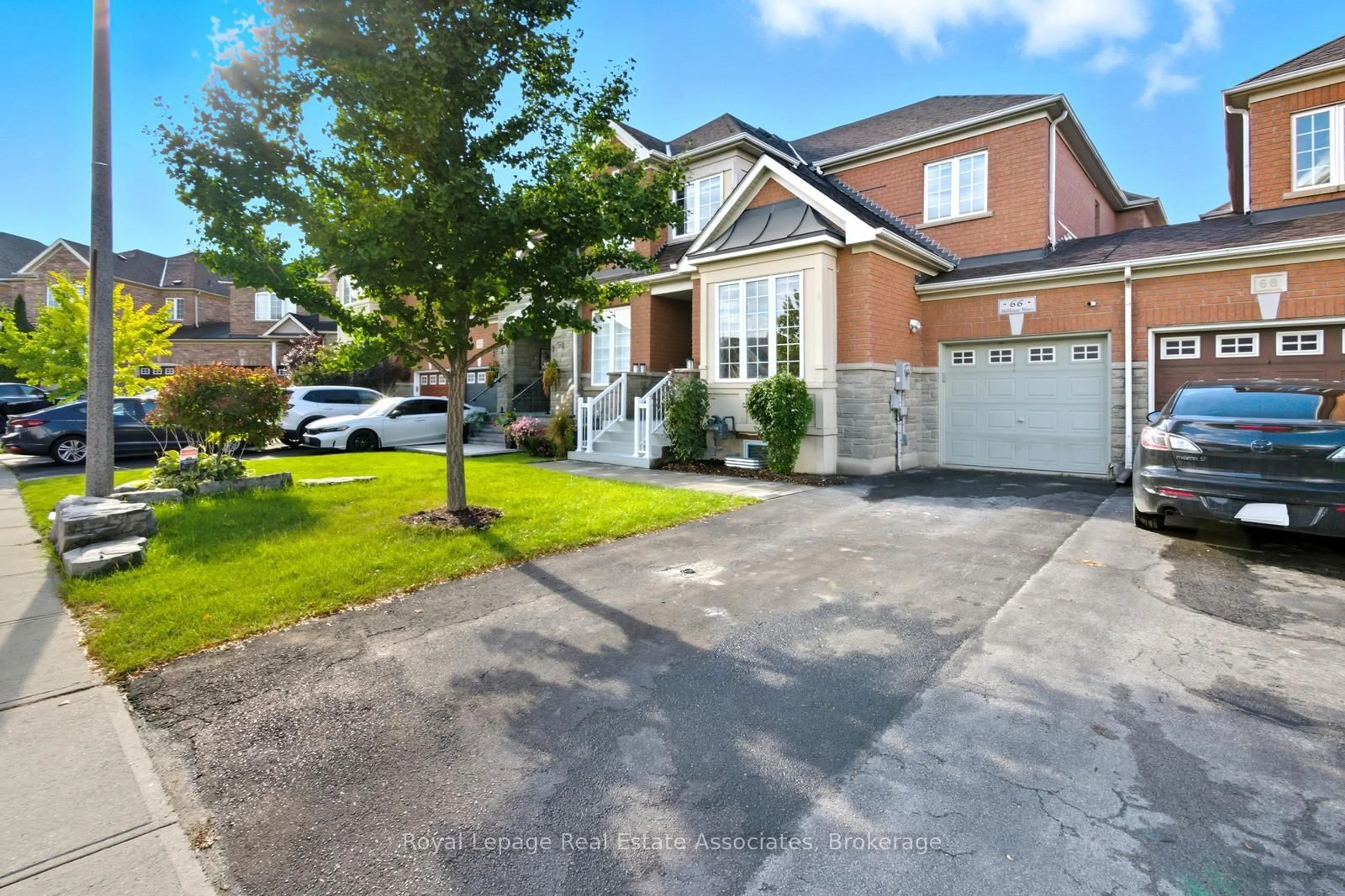 A pic from outside/outdoor area/front of a property/back of a property/a pic from drone, street for 66 Millhouse Mews, Brampton Ontario L6Y 5J8