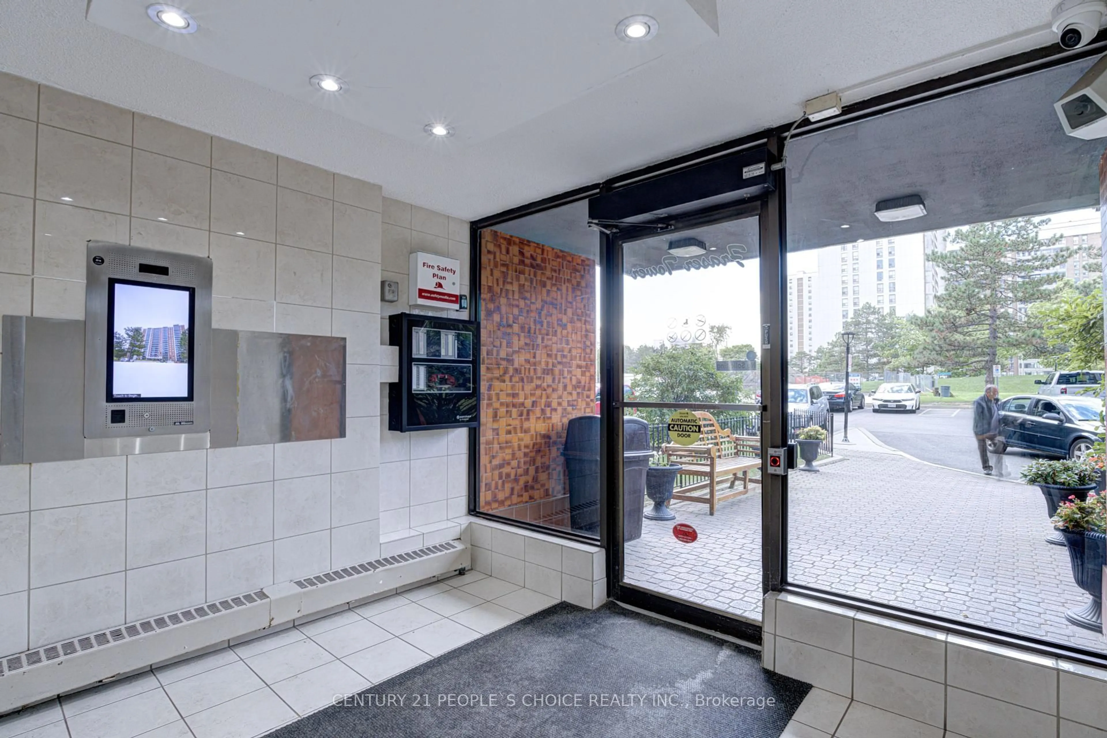 Indoor foyer for 21 Knightsbridge Rd #1410, Brampton Ontario L6T 3Y1