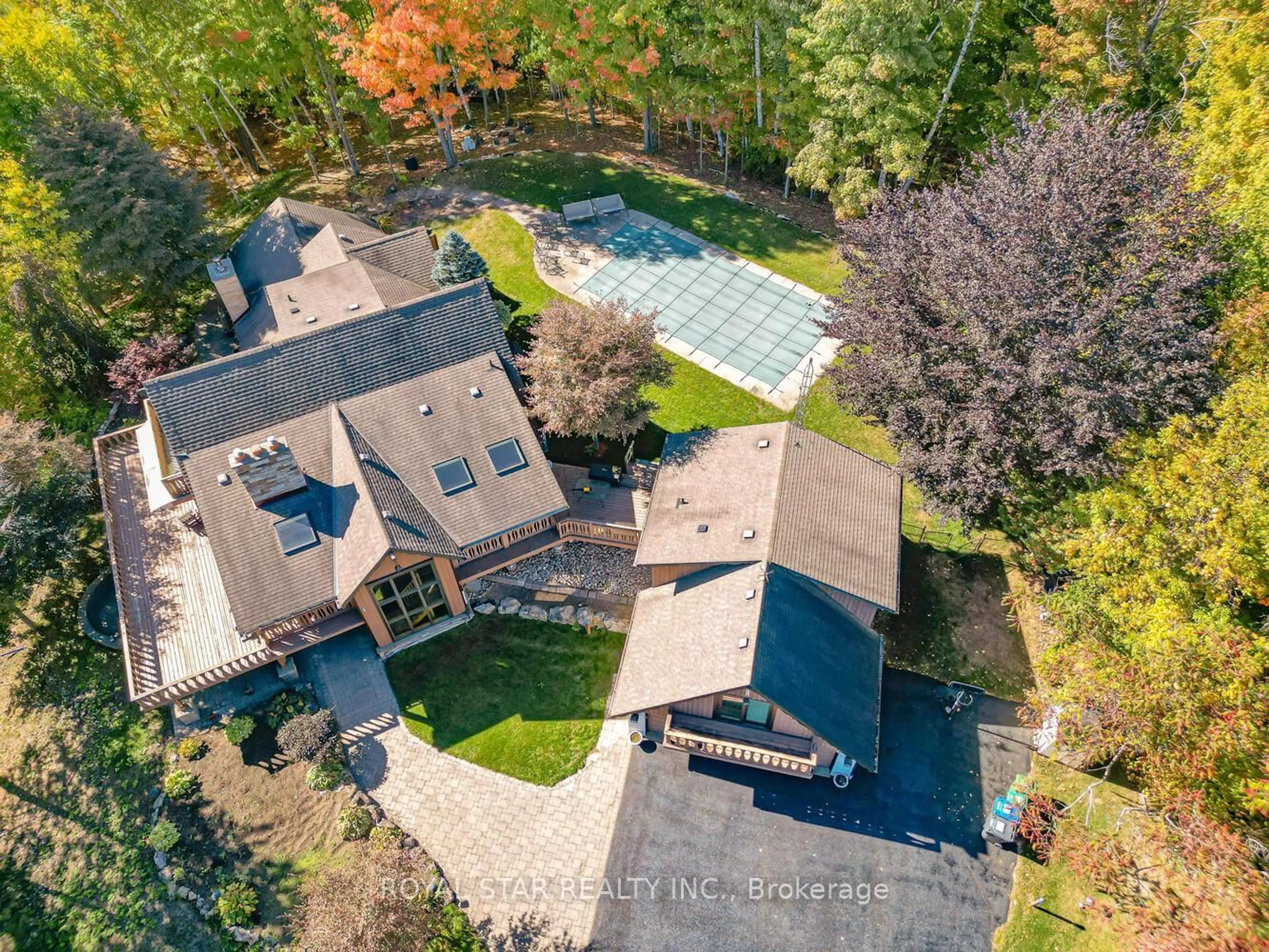 A pic from outside/outdoor area/front of a property/back of a property/a pic from drone, street for 29 Cedar Dr, Caledon Ontario L7K 1H5
