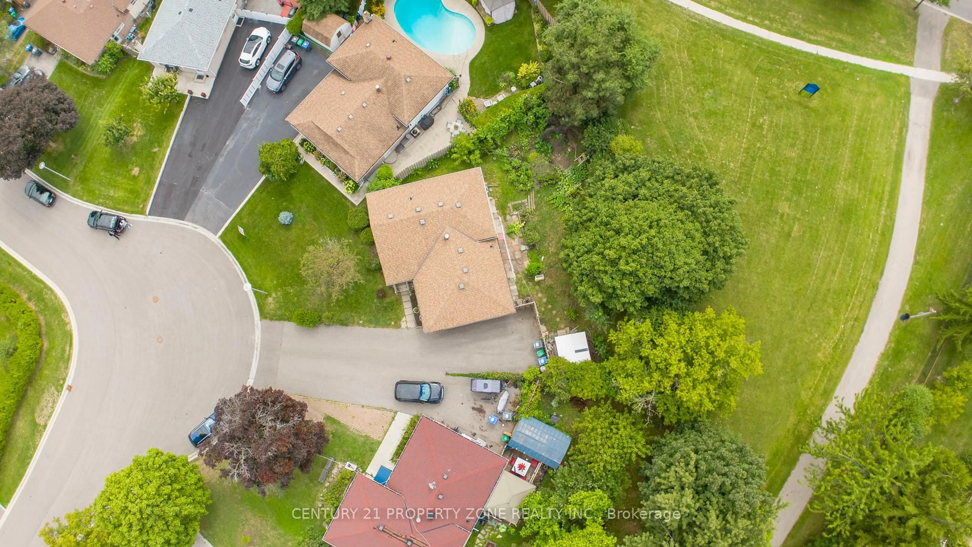 A pic from outside/outdoor area/front of a property/back of a property/a pic from drone, unknown for 29 Finchley Cres, Brampton Ontario L6T 3P5
