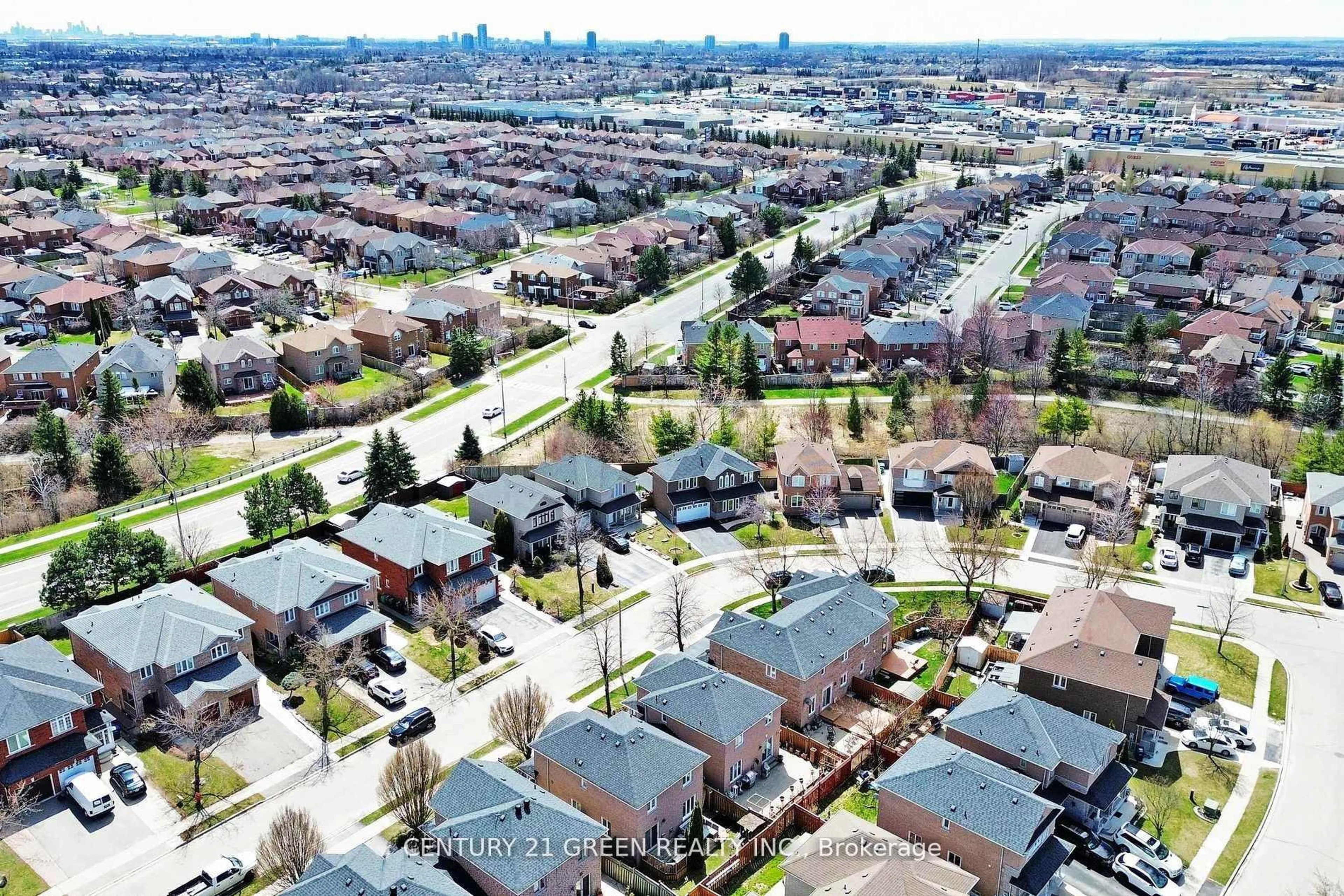 A pic from outside/outdoor area/front of a property/back of a property/a pic from drone, street for 26 Dolphin Song Cres, Brampton Ontario L6R 2A4