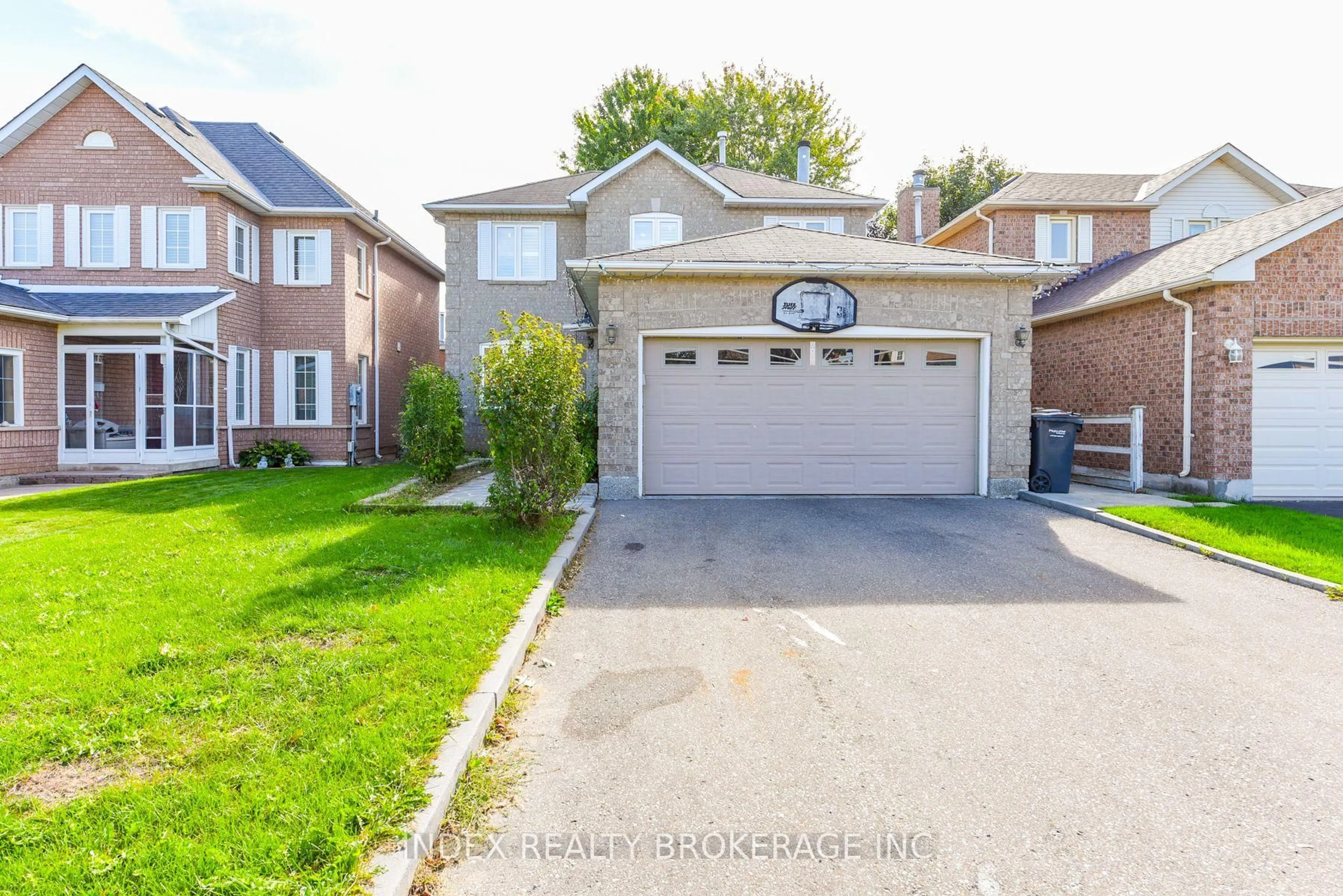 A pic from outside/outdoor area/front of a property/back of a property/a pic from drone, street for 81 Mullis Cres, Brampton Ontario L6Y 4S9