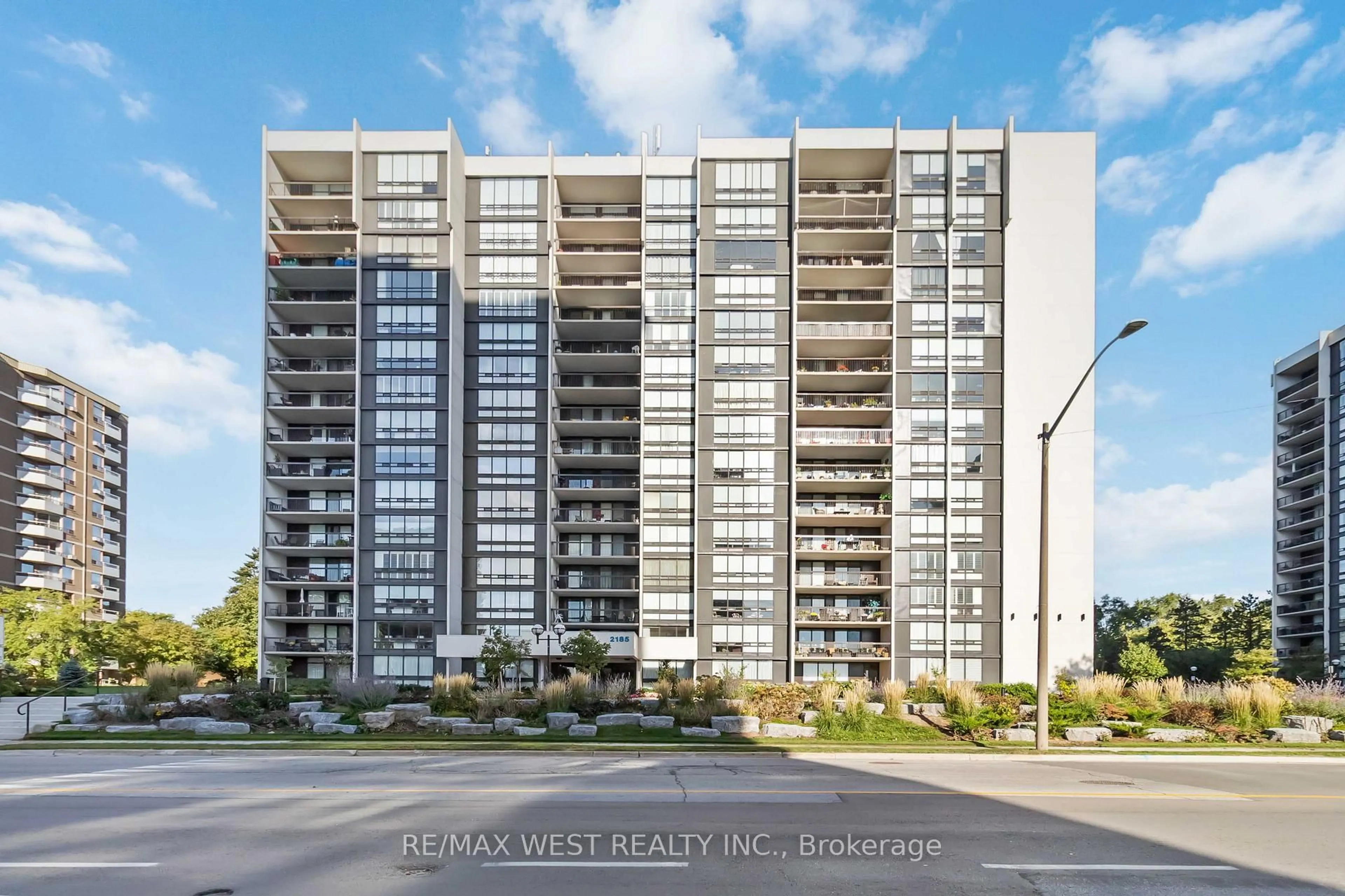A pic from outside/outdoor area/front of a property/back of a property/a pic from drone, street for 2185 Marine Dr #1108, Oakville Ontario L6L 5L6