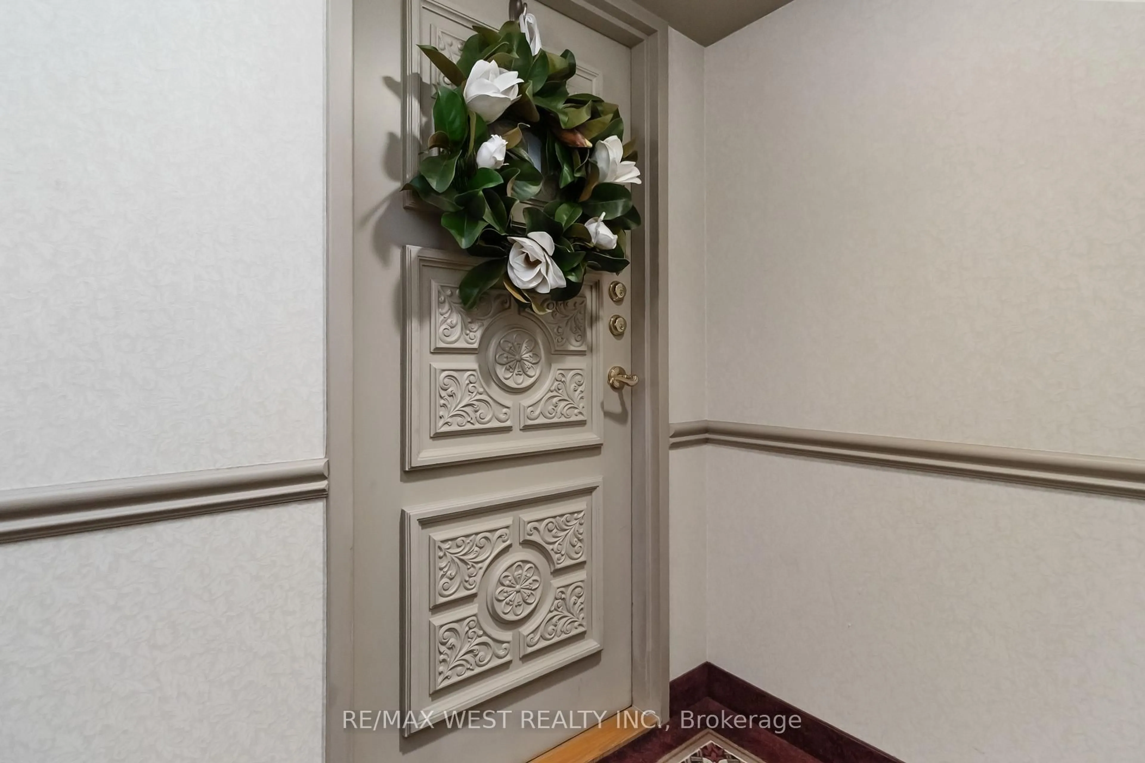 Indoor entryway for 2185 Marine Dr #1108, Oakville Ontario L6L 5L6