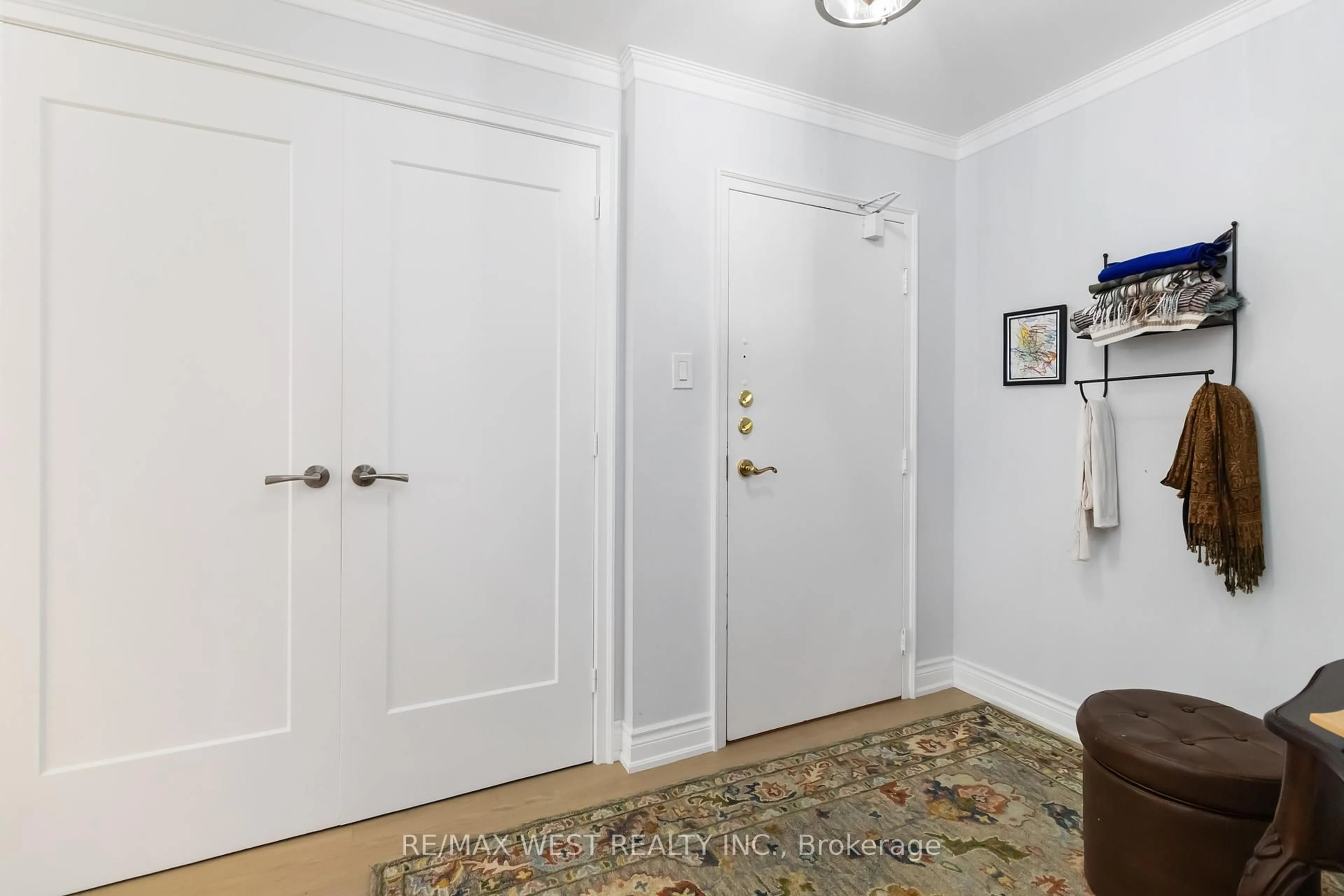 Indoor entryway for 2185 Marine Dr #1108, Oakville Ontario L6L 5L6