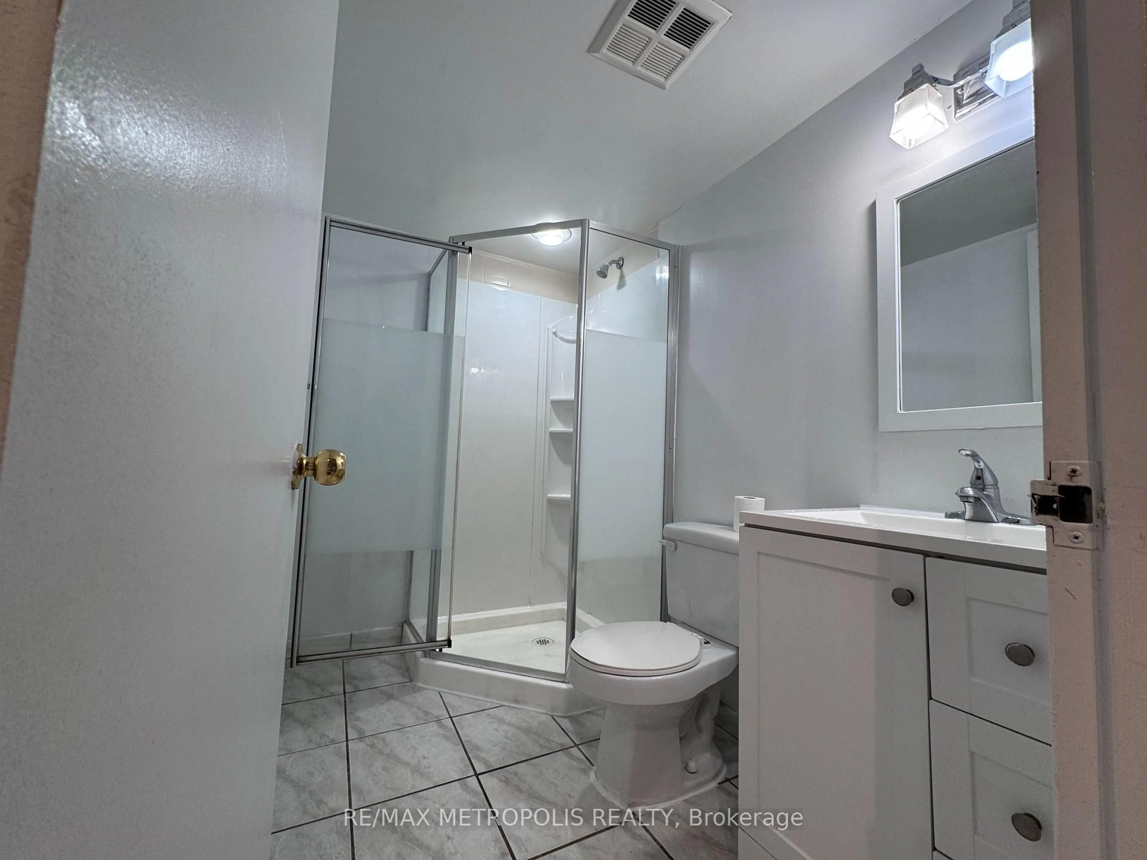 Standard bathroom, ceramic/tile floor for 61 Markbrook Lane #602, Toronto Ontario M9V 5E7