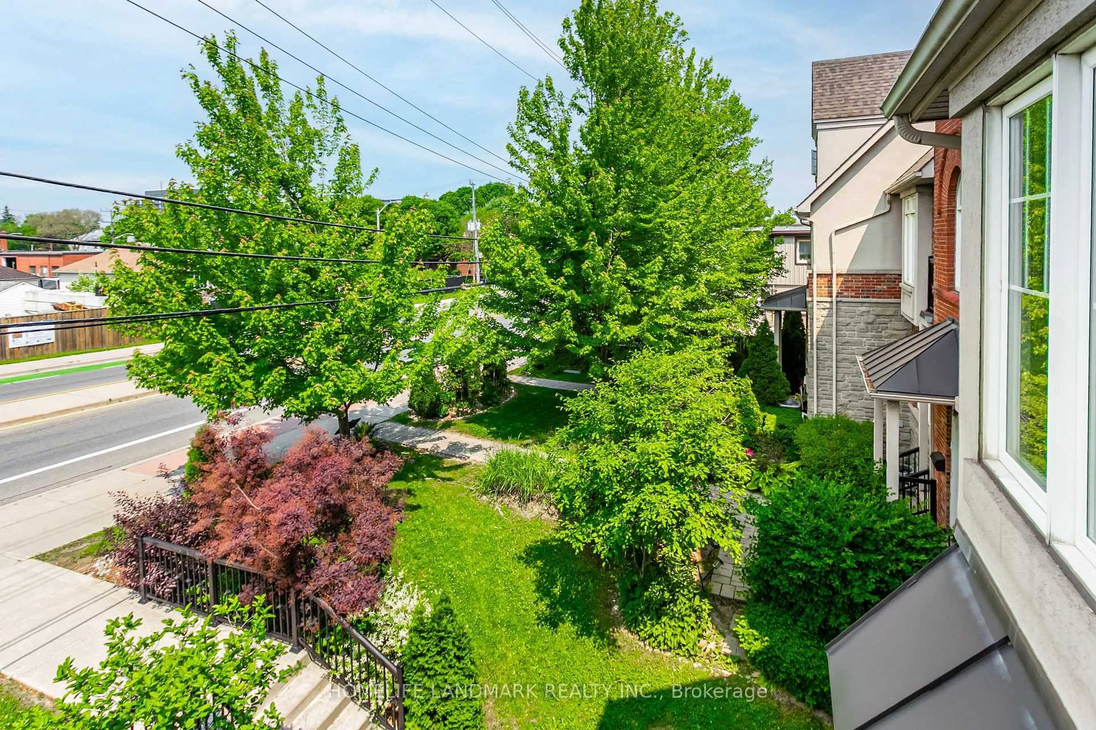 A pic from outside/outdoor area/front of a property/back of a property/a pic from drone, street for 523B Royal York Rd, Toronto Ontario M8Y 2S5