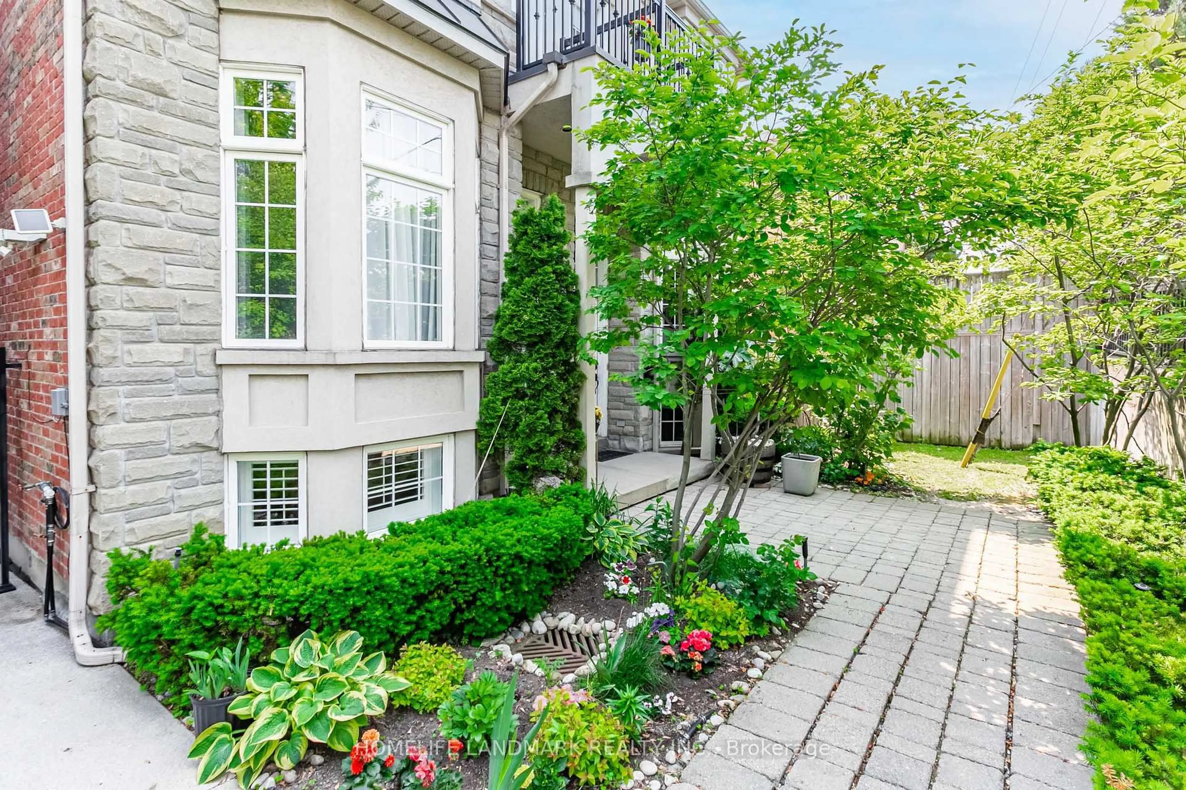 Patio, street for 523B Royal York Rd, Toronto Ontario M8Y 2S5