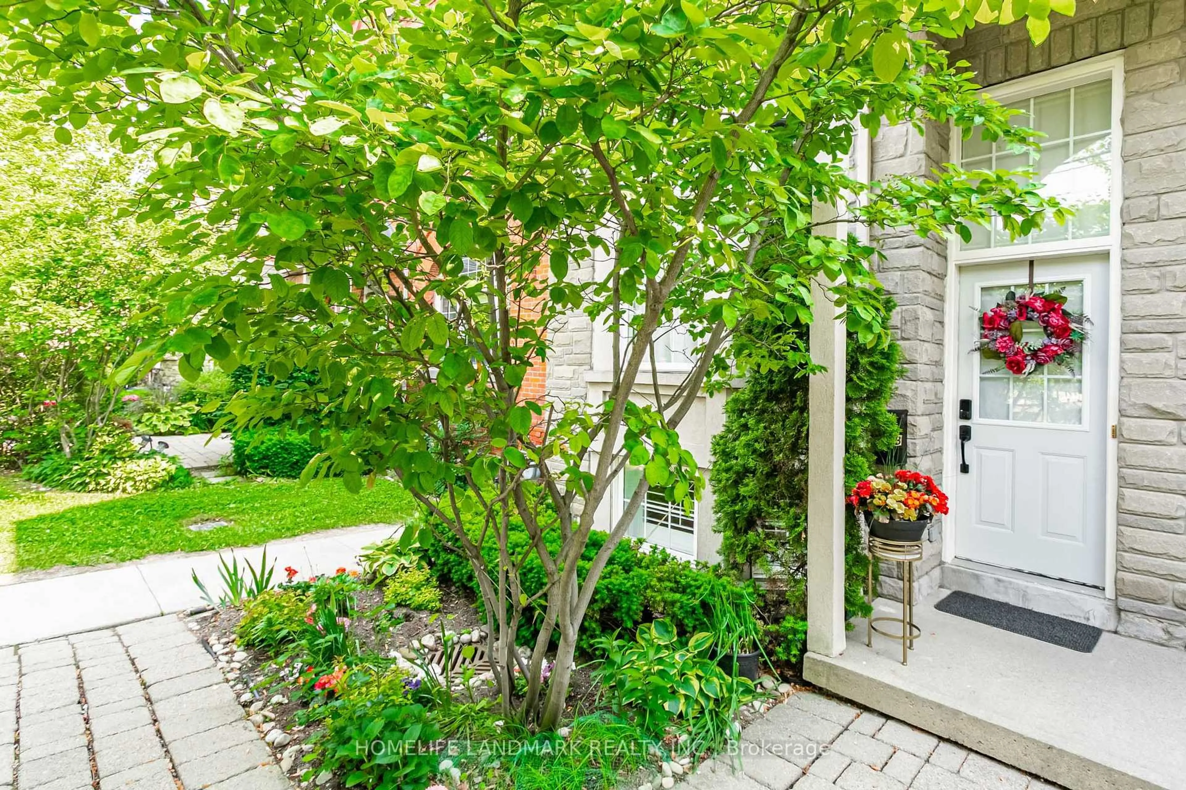 Patio, street for 523B Royal York Rd, Toronto Ontario M8Y 2S5