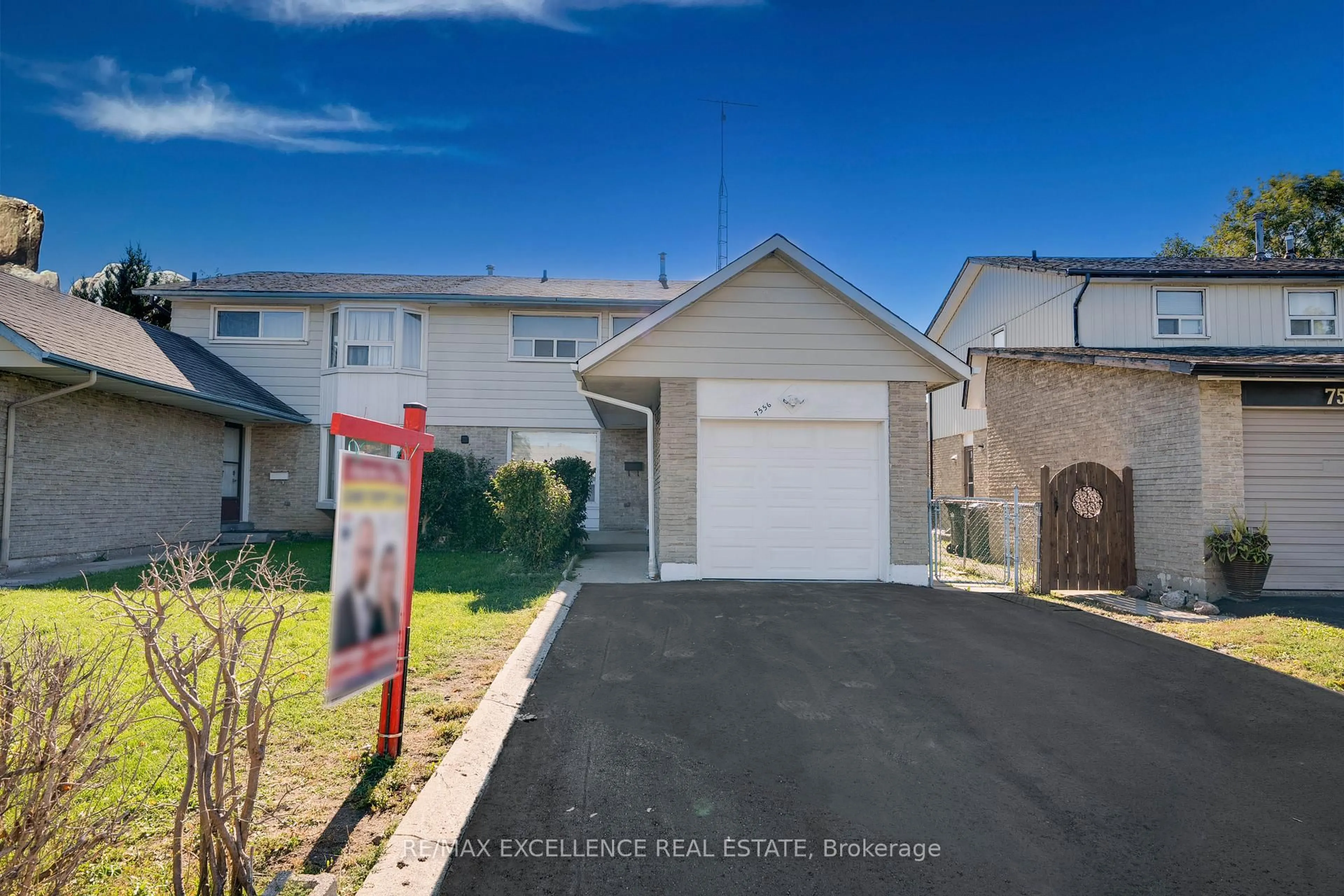 A pic from outside/outdoor area/front of a property/back of a property/a pic from drone, street for 7556 Wildfern Dr, Mississauga Ontario L4T 3P6