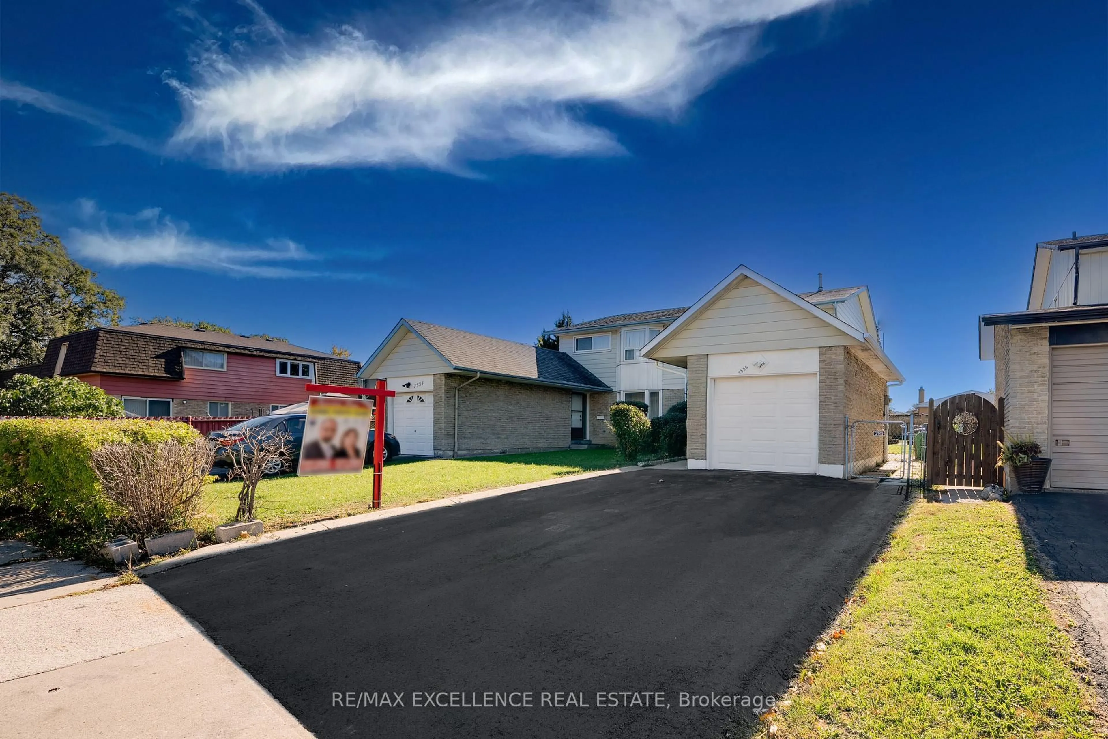 A pic from outside/outdoor area/front of a property/back of a property/a pic from drone, street for 7556 Wildfern Dr, Mississauga Ontario L4T 3P6