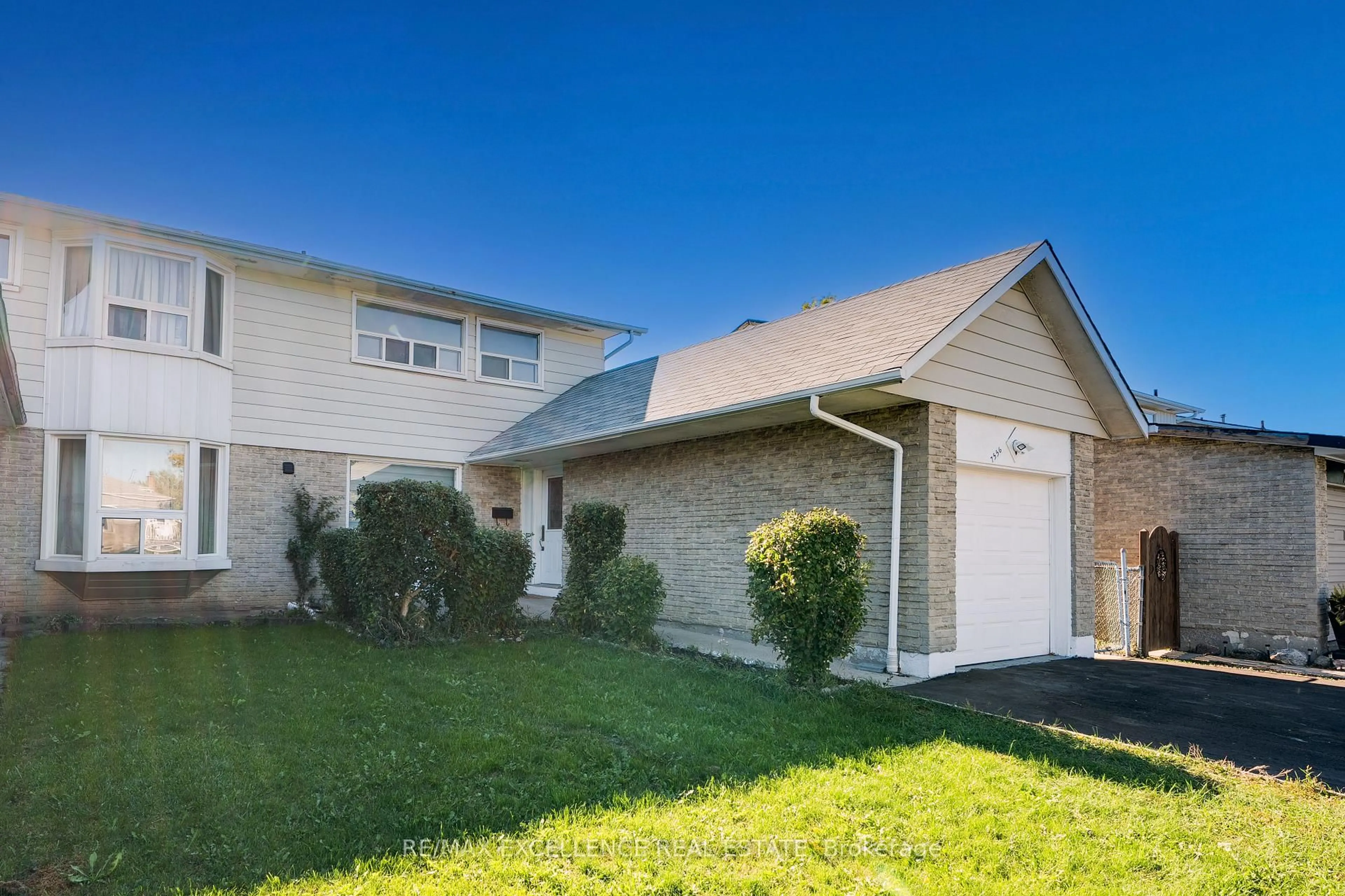 Home with vinyl exterior material, street for 7556 Wildfern Dr, Mississauga Ontario L4T 3P6
