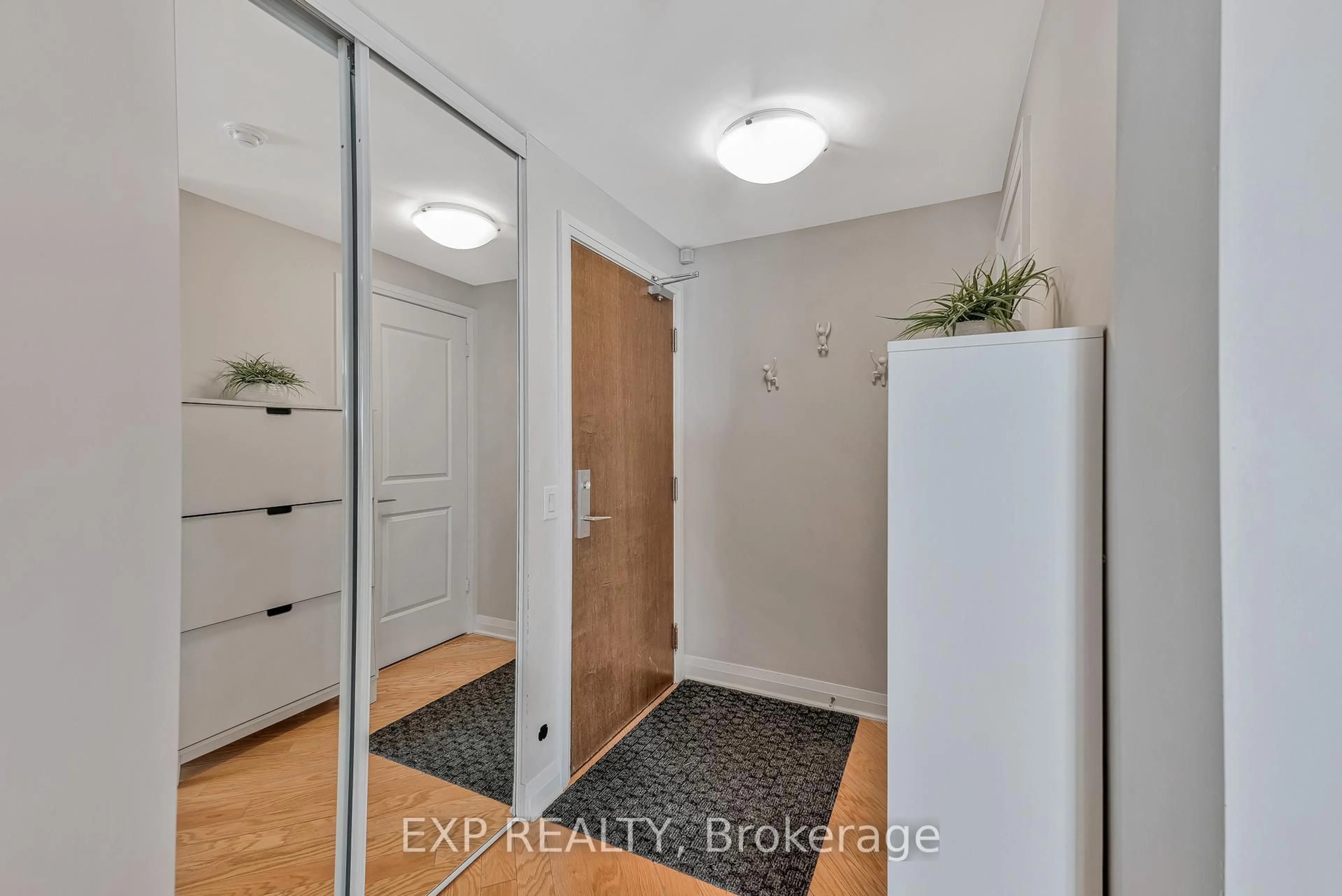 Indoor entryway for 1055 Southdown Rd #611, Mississauga Ontario L5J 0A3