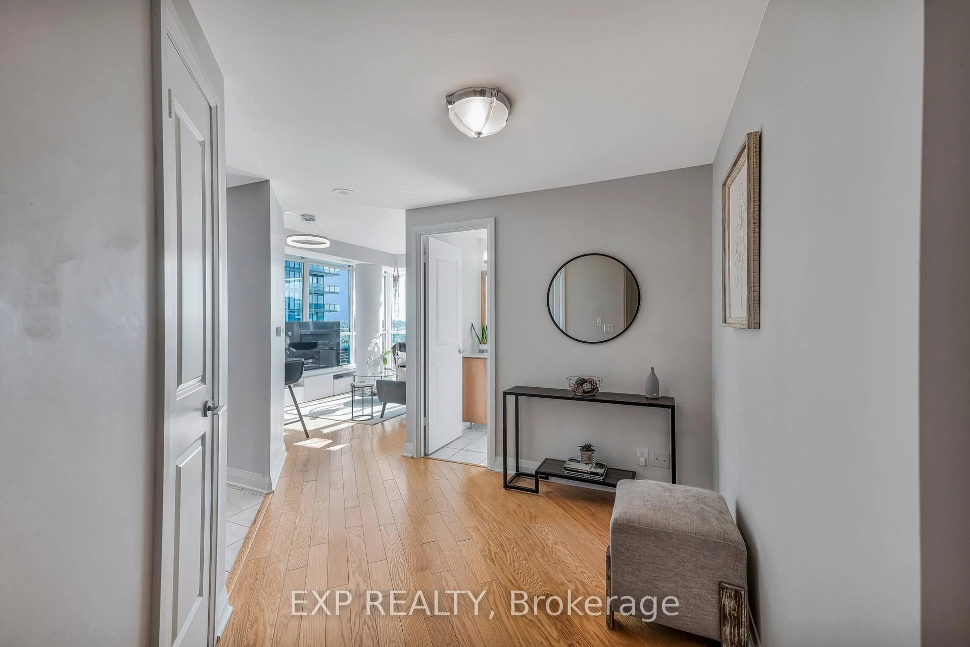Indoor entryway for 1055 Southdown Rd #611, Mississauga Ontario L5J 0A3