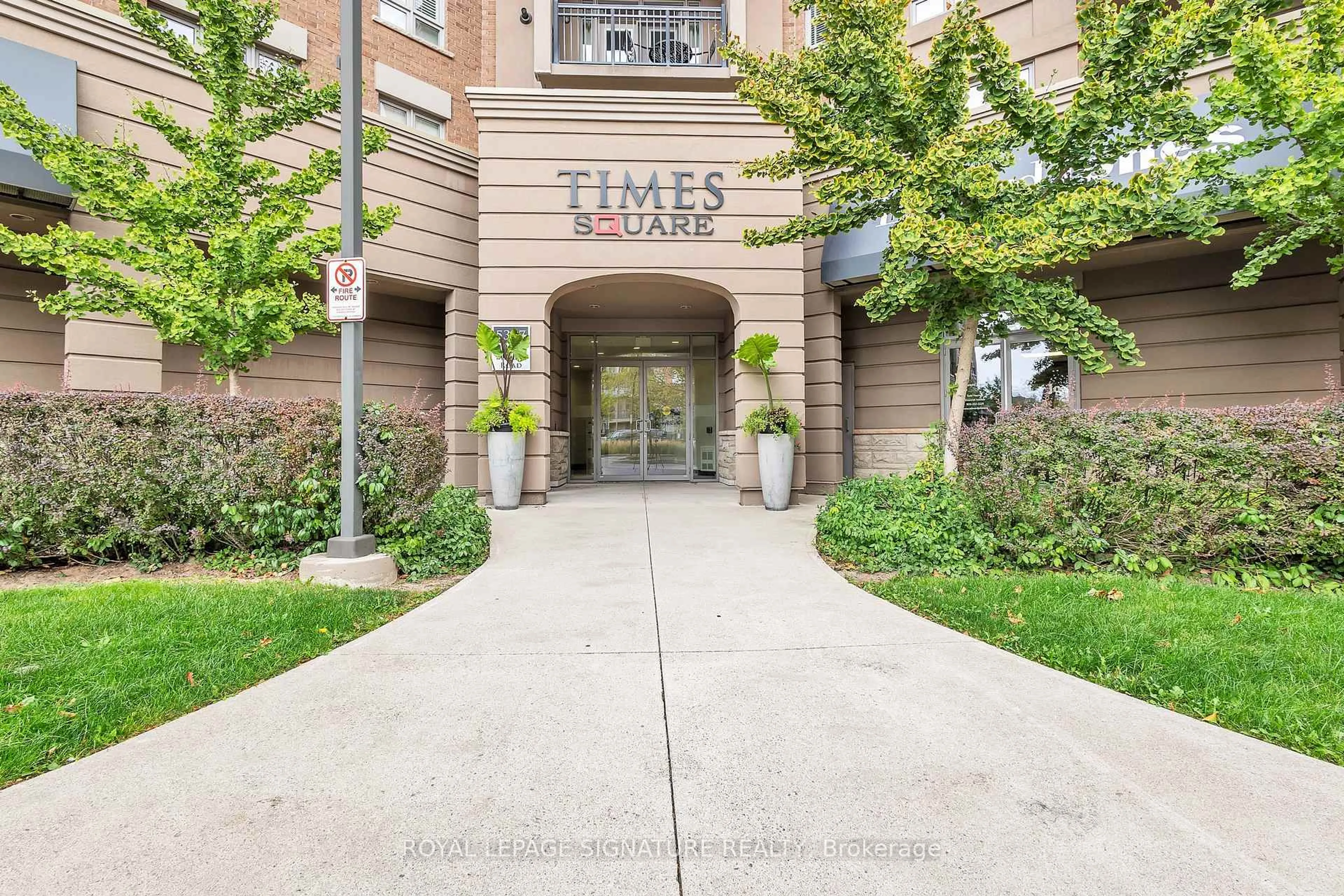 Indoor foyer for 5327 Upper Middle Rd #504, Burlington Ontario L7L 0E9