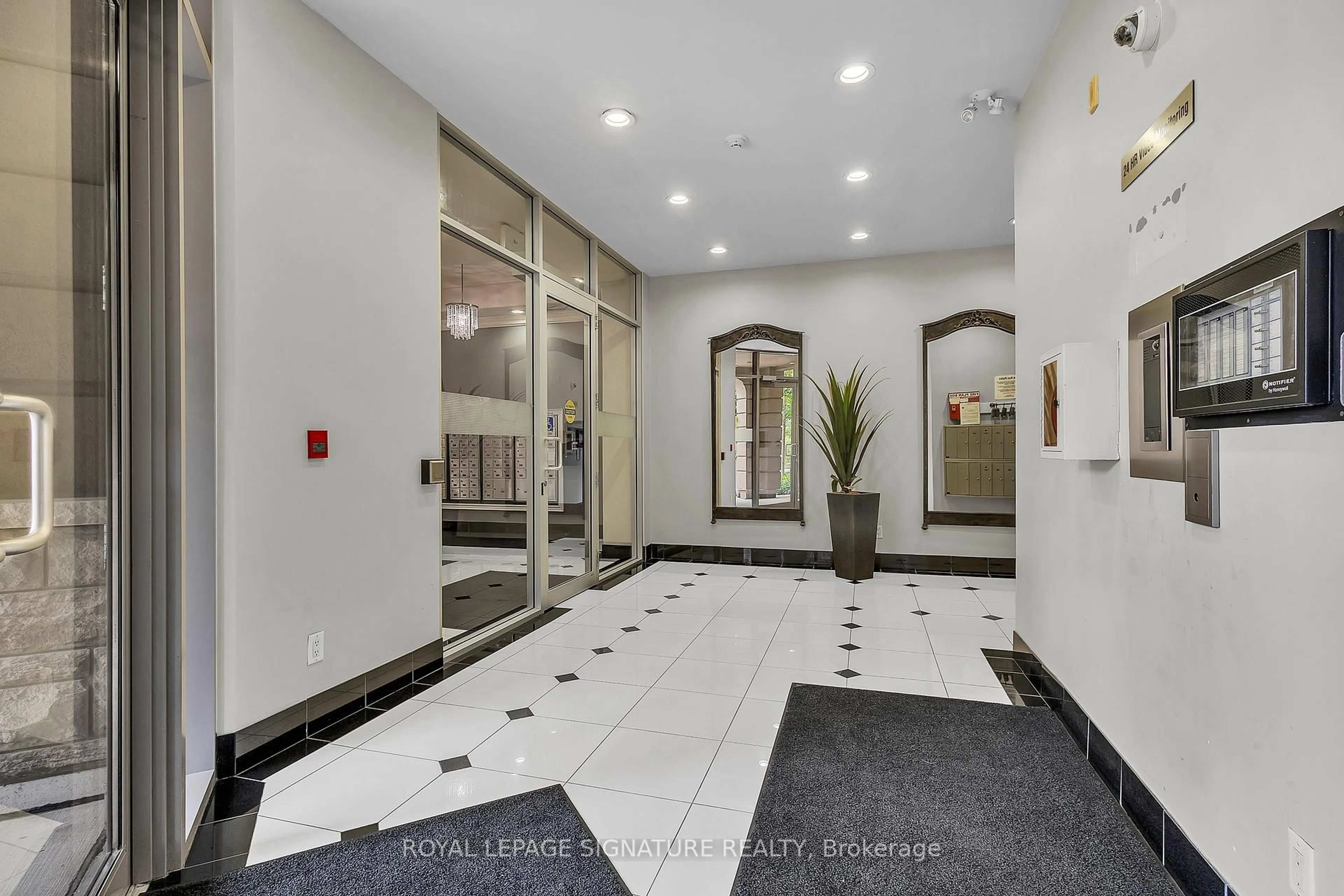 Indoor foyer for 5327 Upper Middle Rd #504, Burlington Ontario L7L 0E9