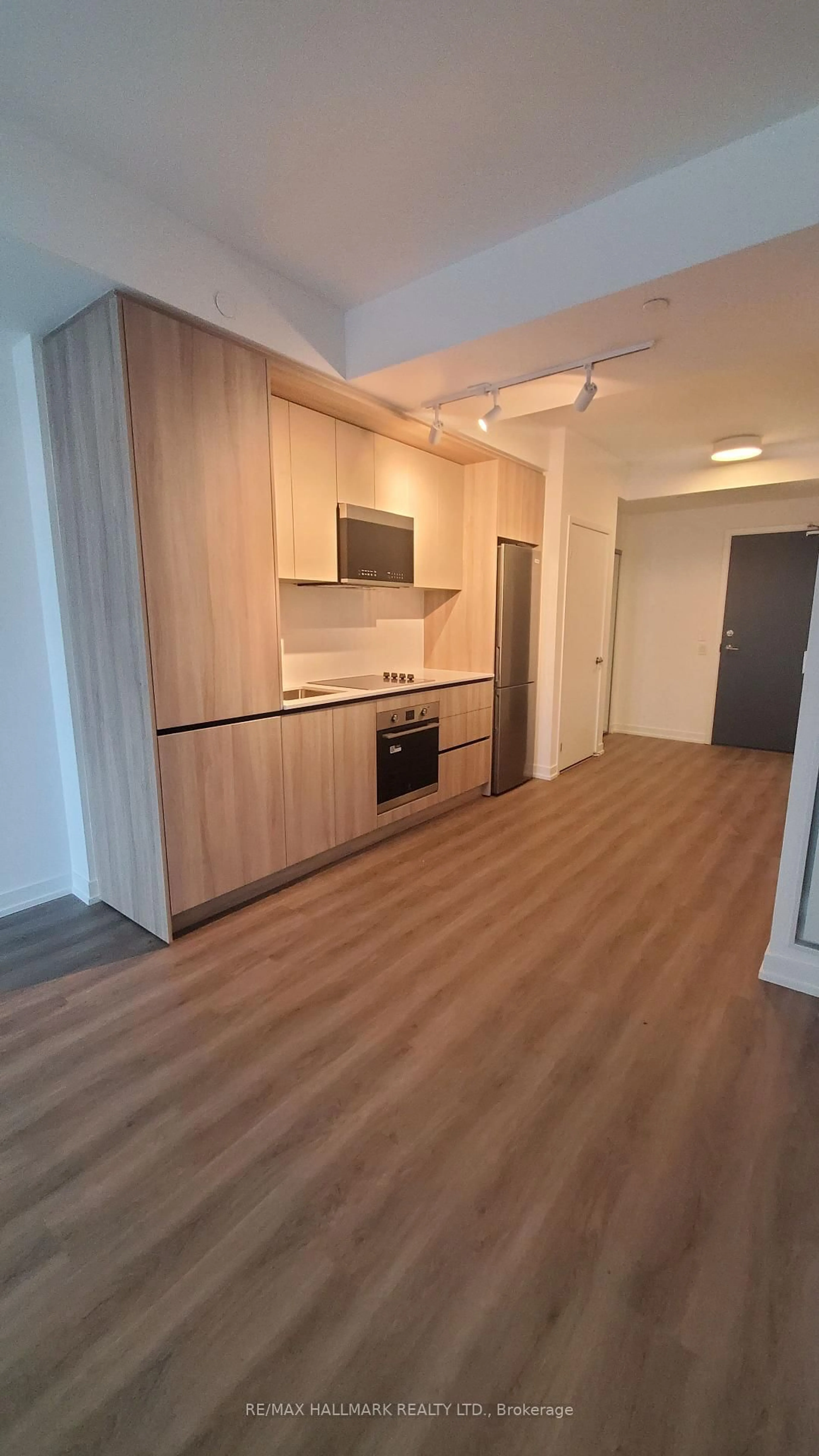 Standard kitchen, wood/laminate floor for 2485 Eglinton Ave #808, Mississauga Ontario L5M 2T1
