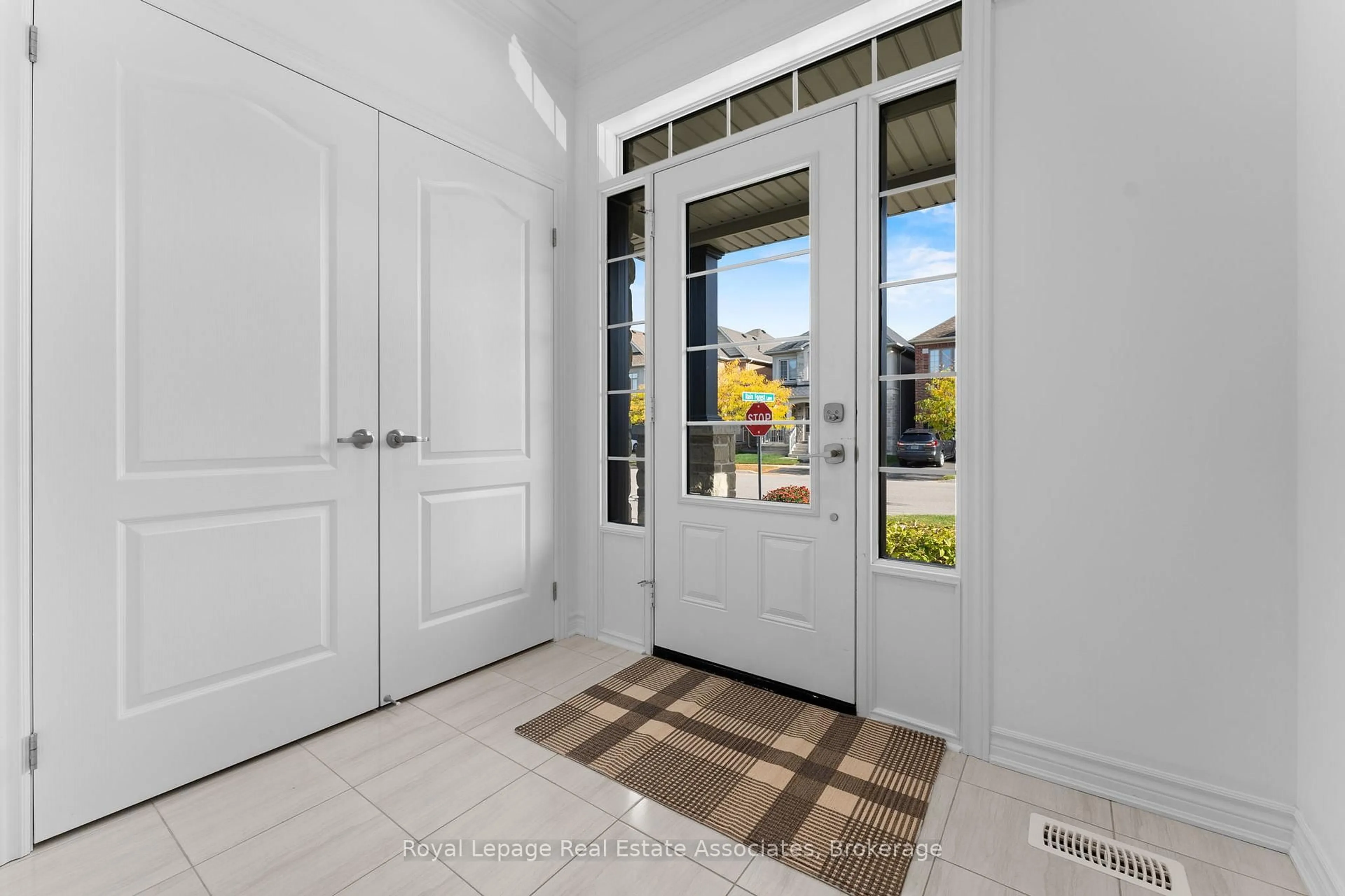 Indoor entryway for 8 Sierra Cres, Halton Hills Ontario L7G 0L9