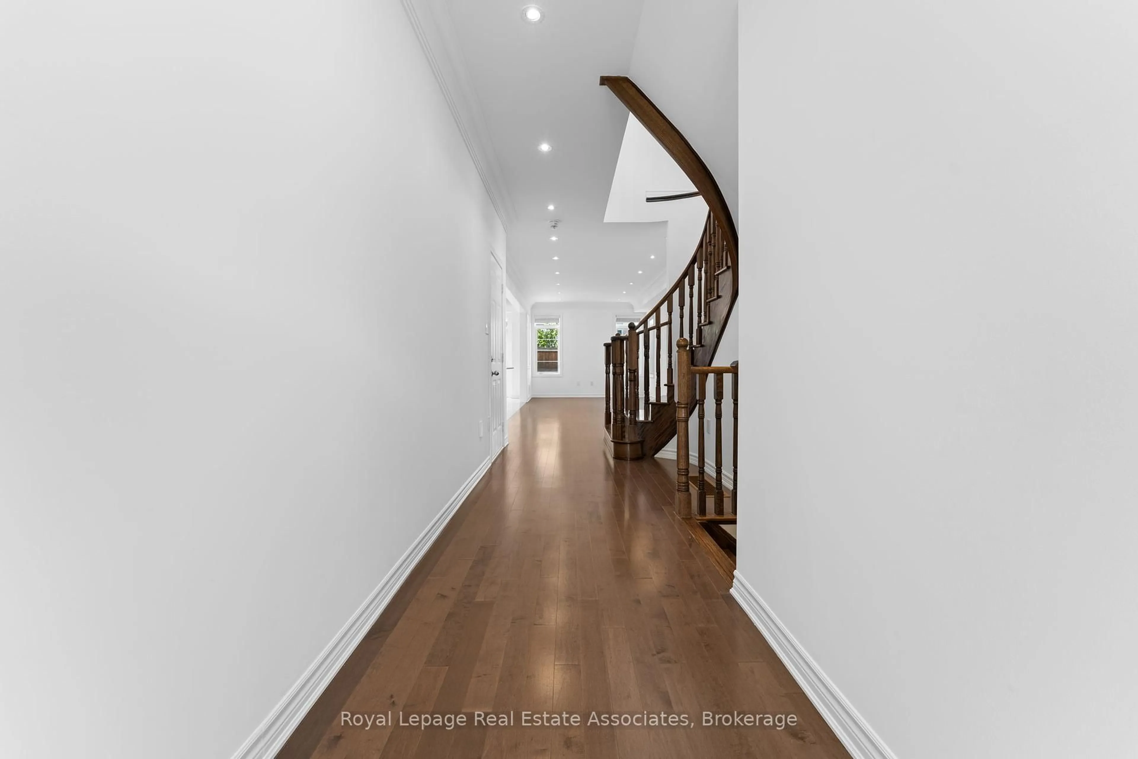 Indoor foyer for 8 Sierra Cres, Halton Hills Ontario L7G 0L9