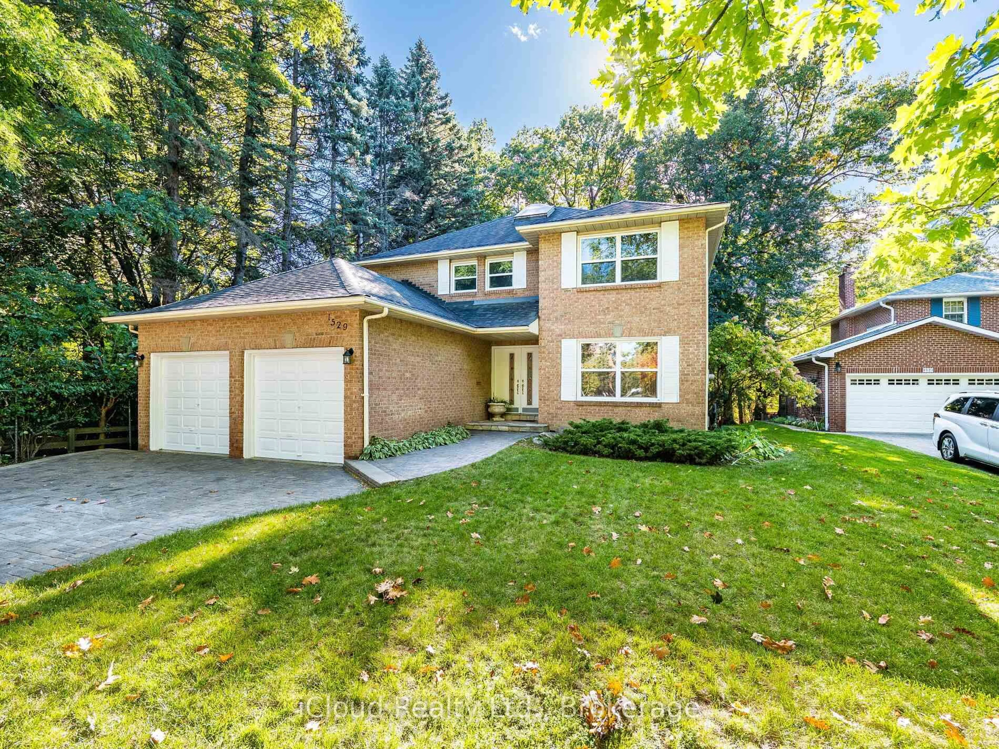 Home with vinyl exterior material, street for 1529 Ballyclare Dr, Mississauga Ontario L5C 1J4