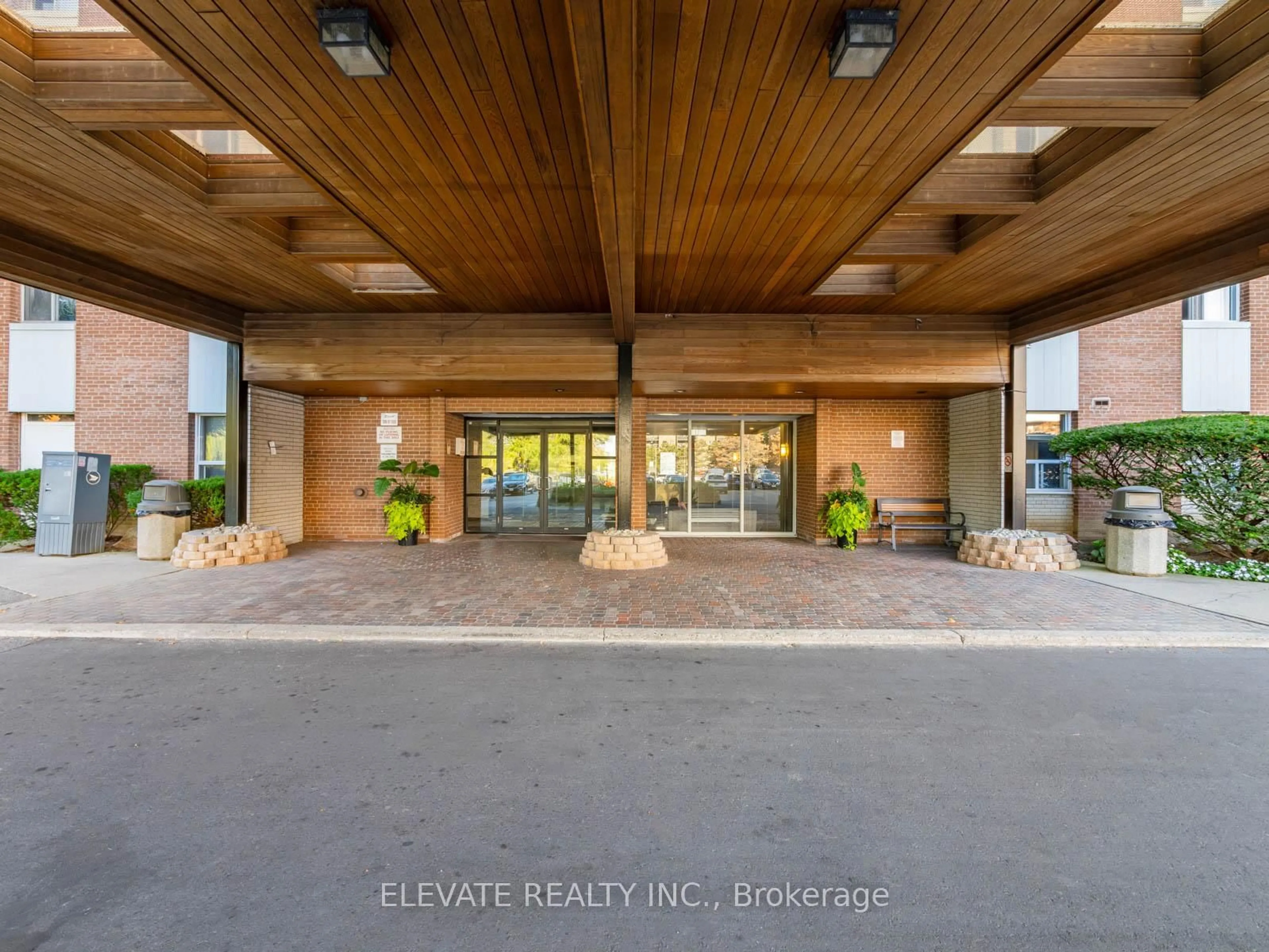 Indoor foyer for 1660 Bloor St #612, Mississauga Ontario L4X 1R9