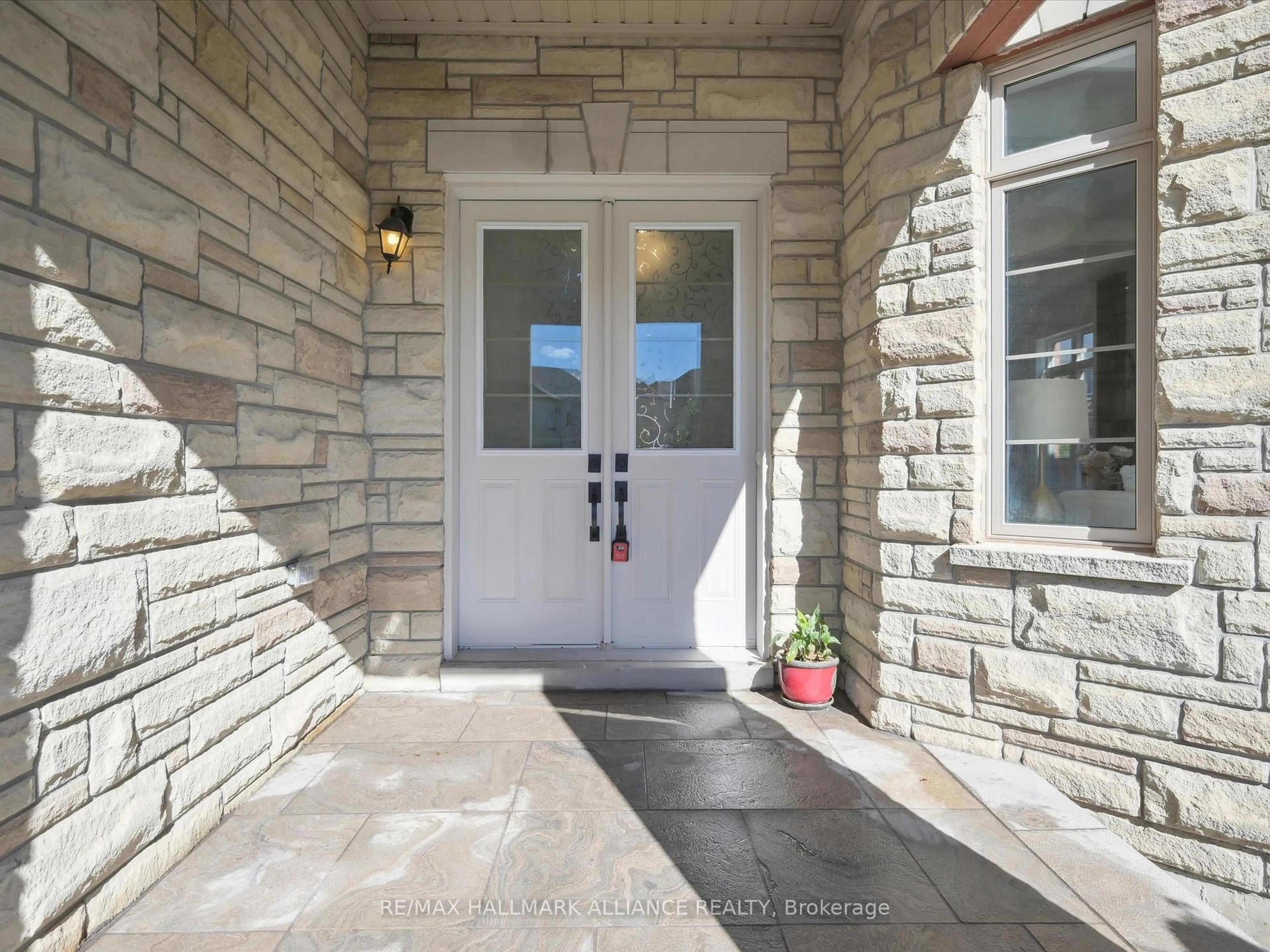 Indoor entryway for 3340 Meadow Marsh Cres, Oakville Ontario L6H 0T5