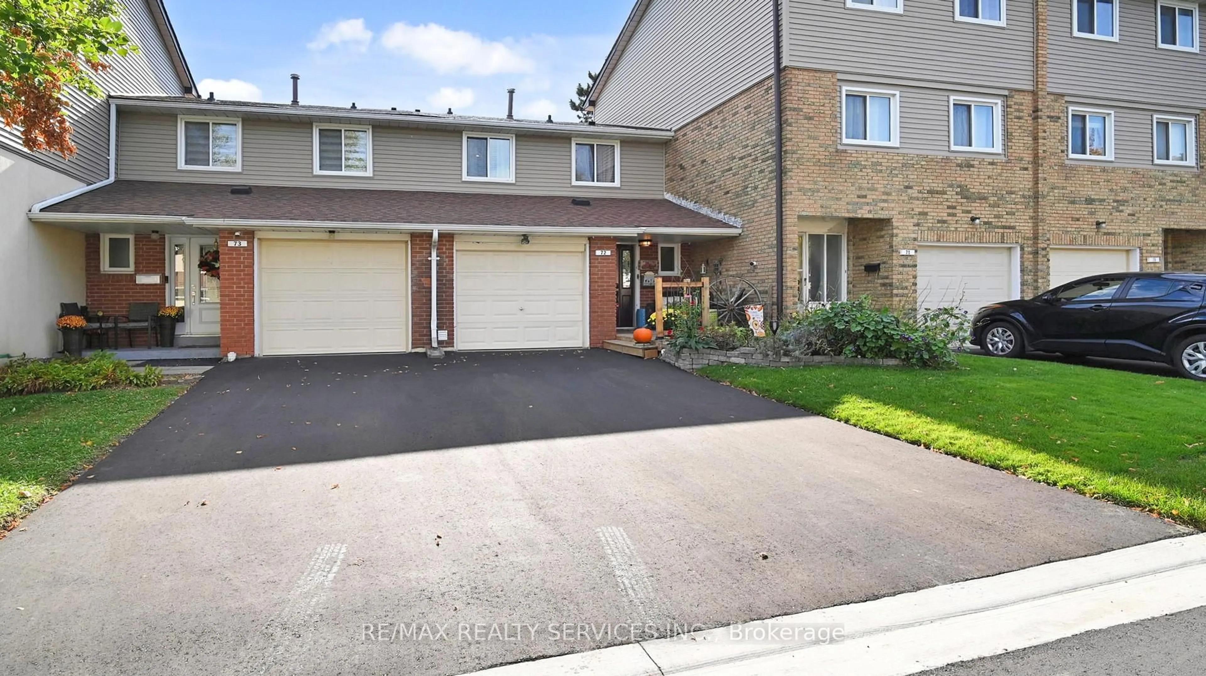 A pic from outside/outdoor area/front of a property/back of a property/a pic from drone, street for 72 Carisbrooke Crt #72, Brampton Ontario L6S 3K1