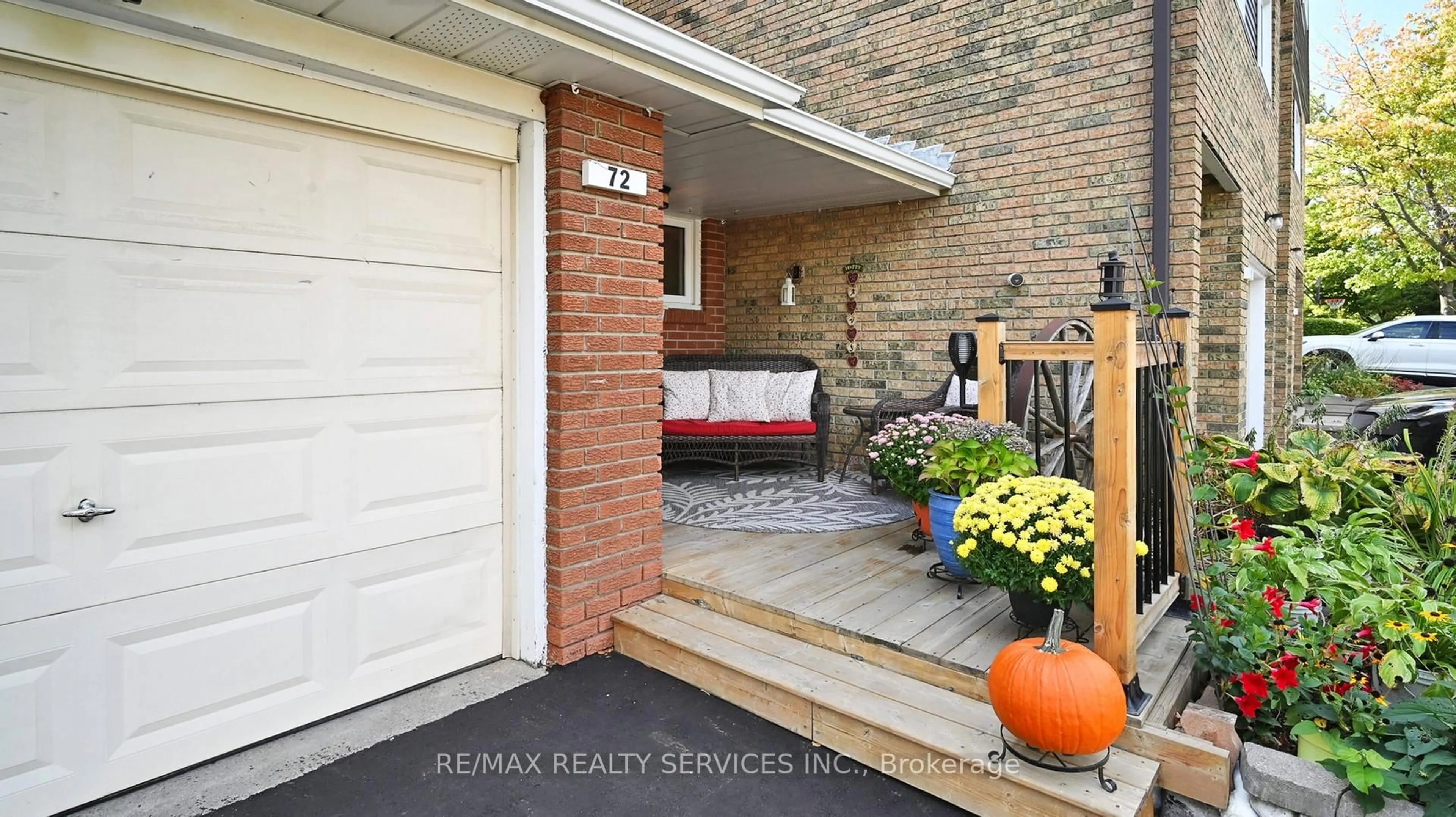 Indoor entryway for 72 Carisbrooke Crt #72, Brampton Ontario L6S 3K1