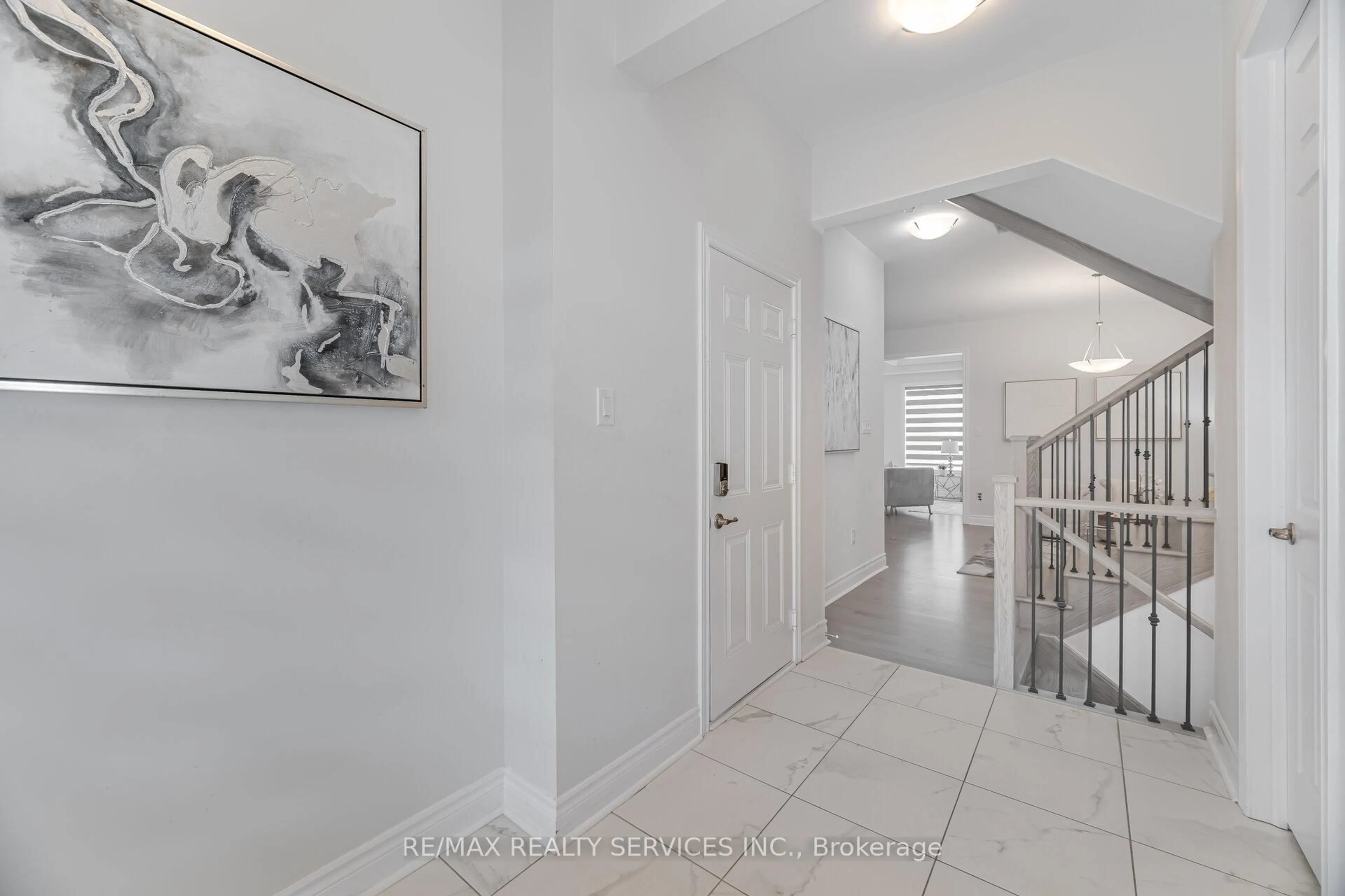 Indoor foyer for 36 Michener Dr, Brampton Ontario L6R 4E9