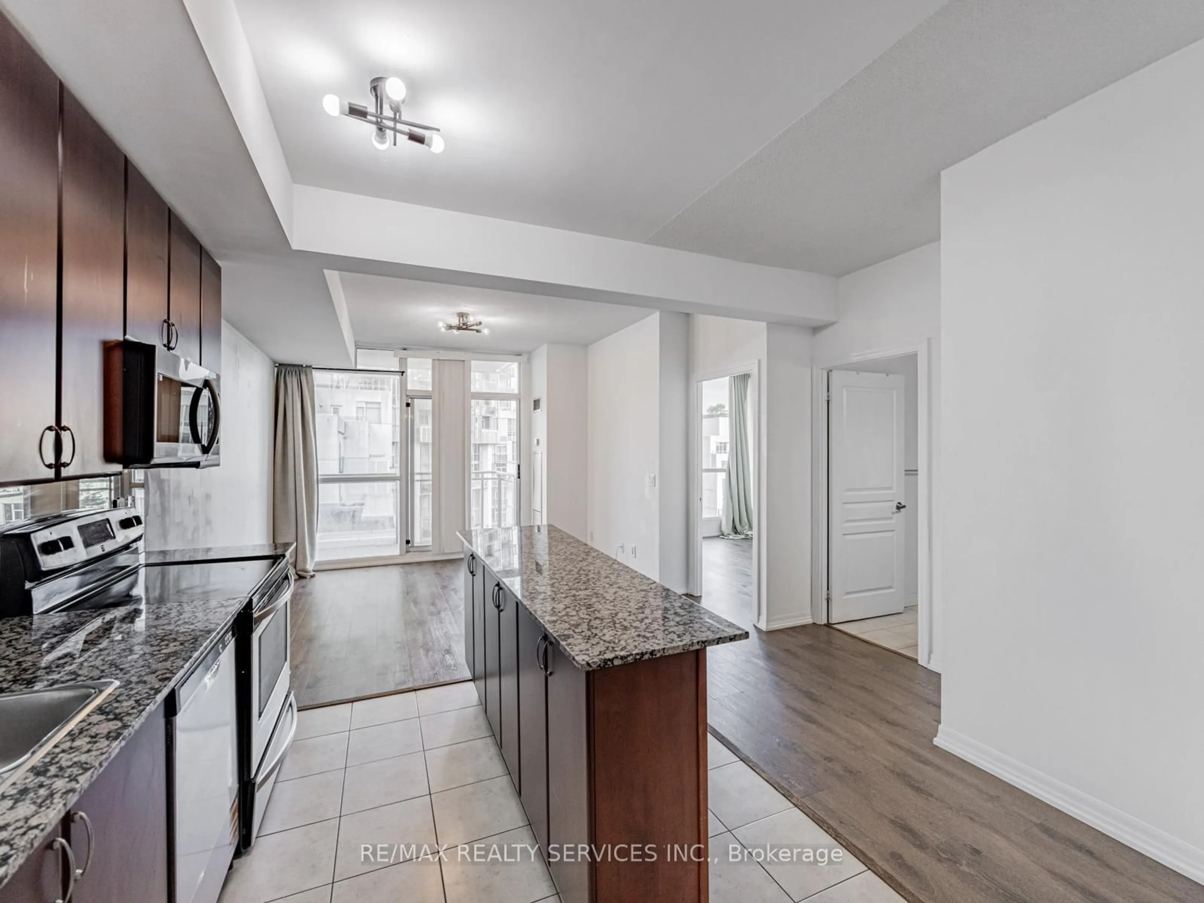 Open concept kitchen, ceramic/tile floor for 225 Webb Dr #1004, Mississauga Ontario L5B 4P2
