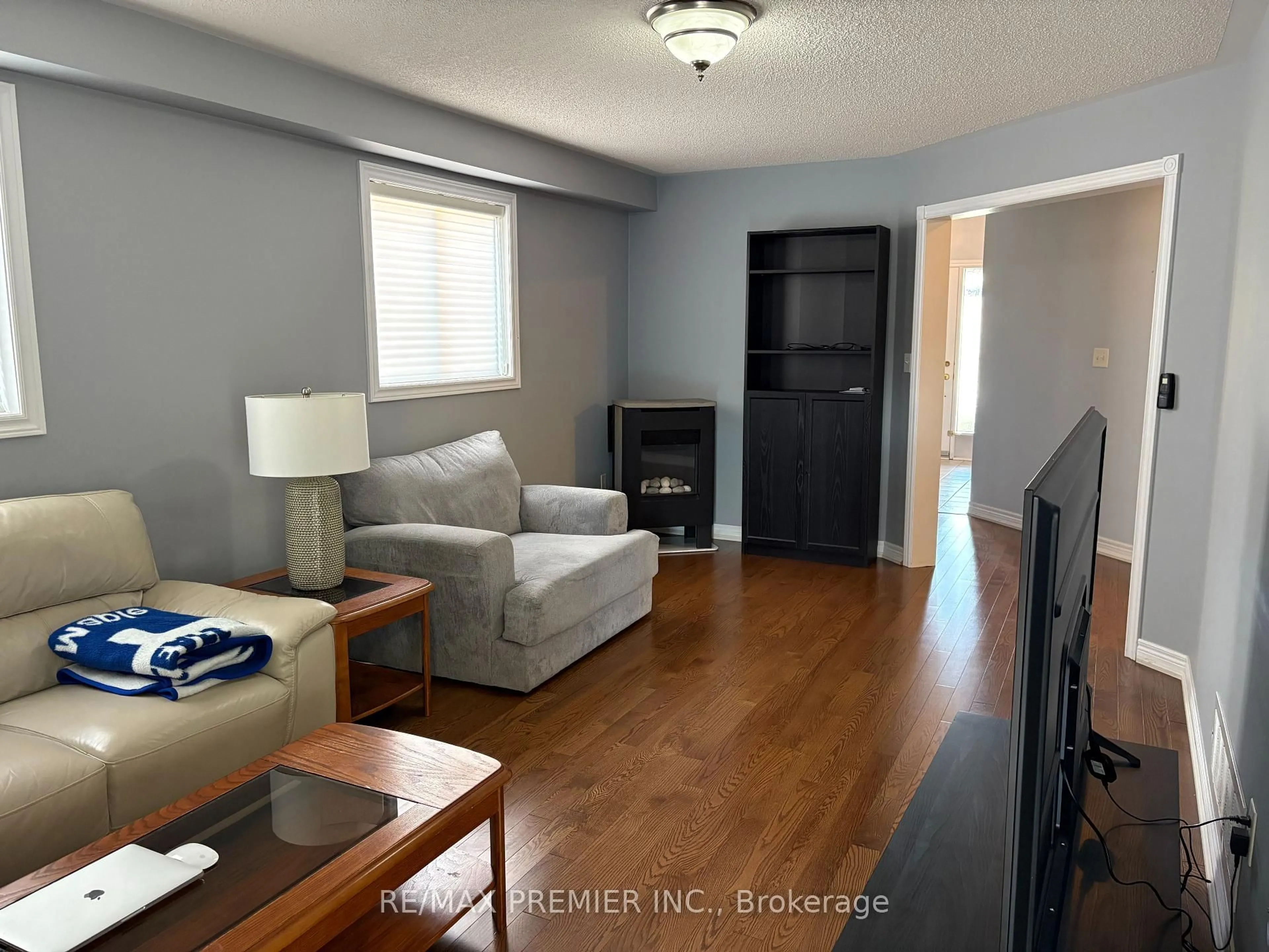 Living room with furniture, wood/laminate floor for 85 Meadow Oak Pl, Toronto Ontario M9N 3Z6
