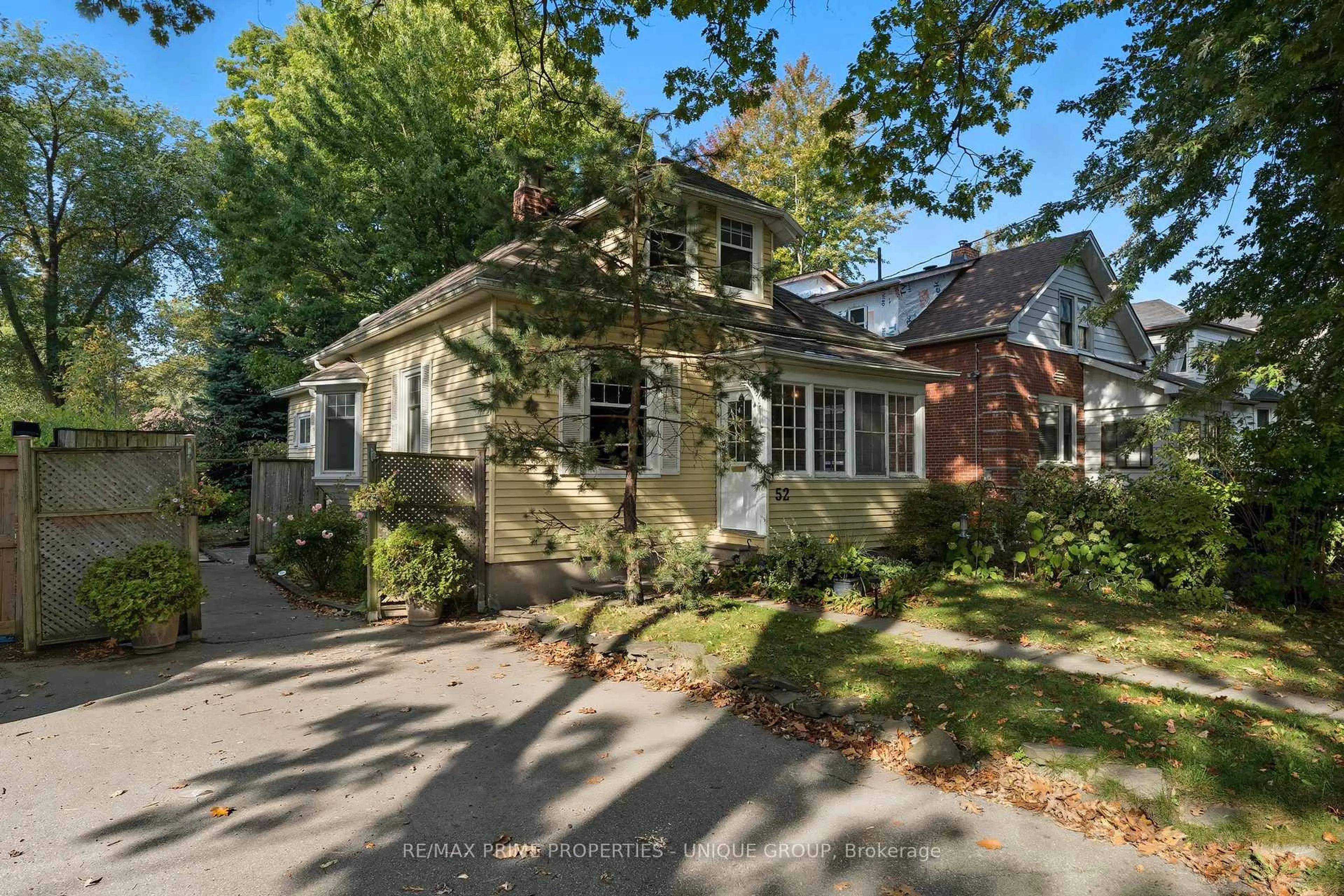 Home with brick exterior material, street for 52 Long Branch Ave, Toronto Ontario M8W 3J2