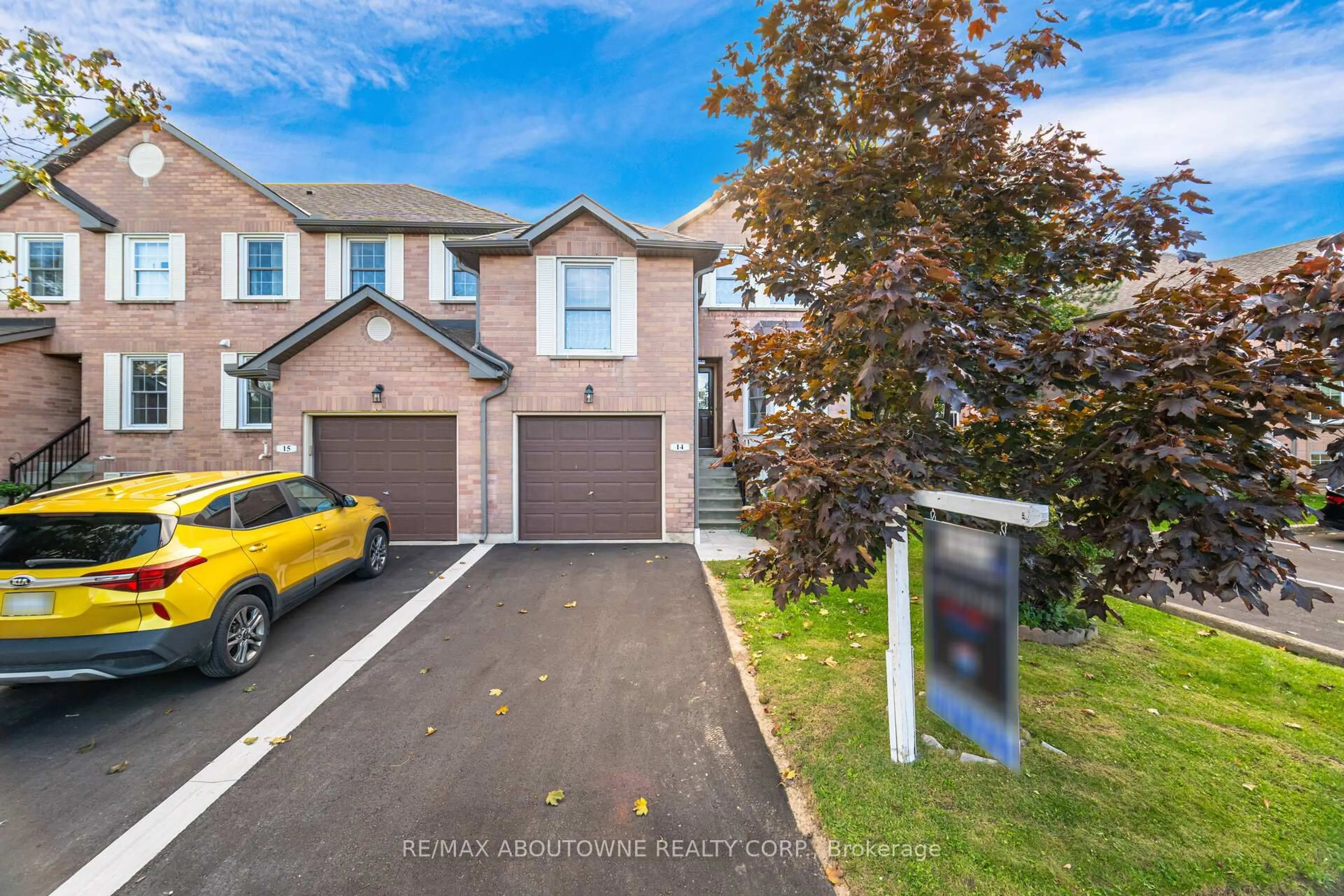 A pic from outside/outdoor area/front of a property/back of a property/a pic from drone, street for 2935 Headon Forest Dr #14, Burlington Ontario L7M 3Z7
