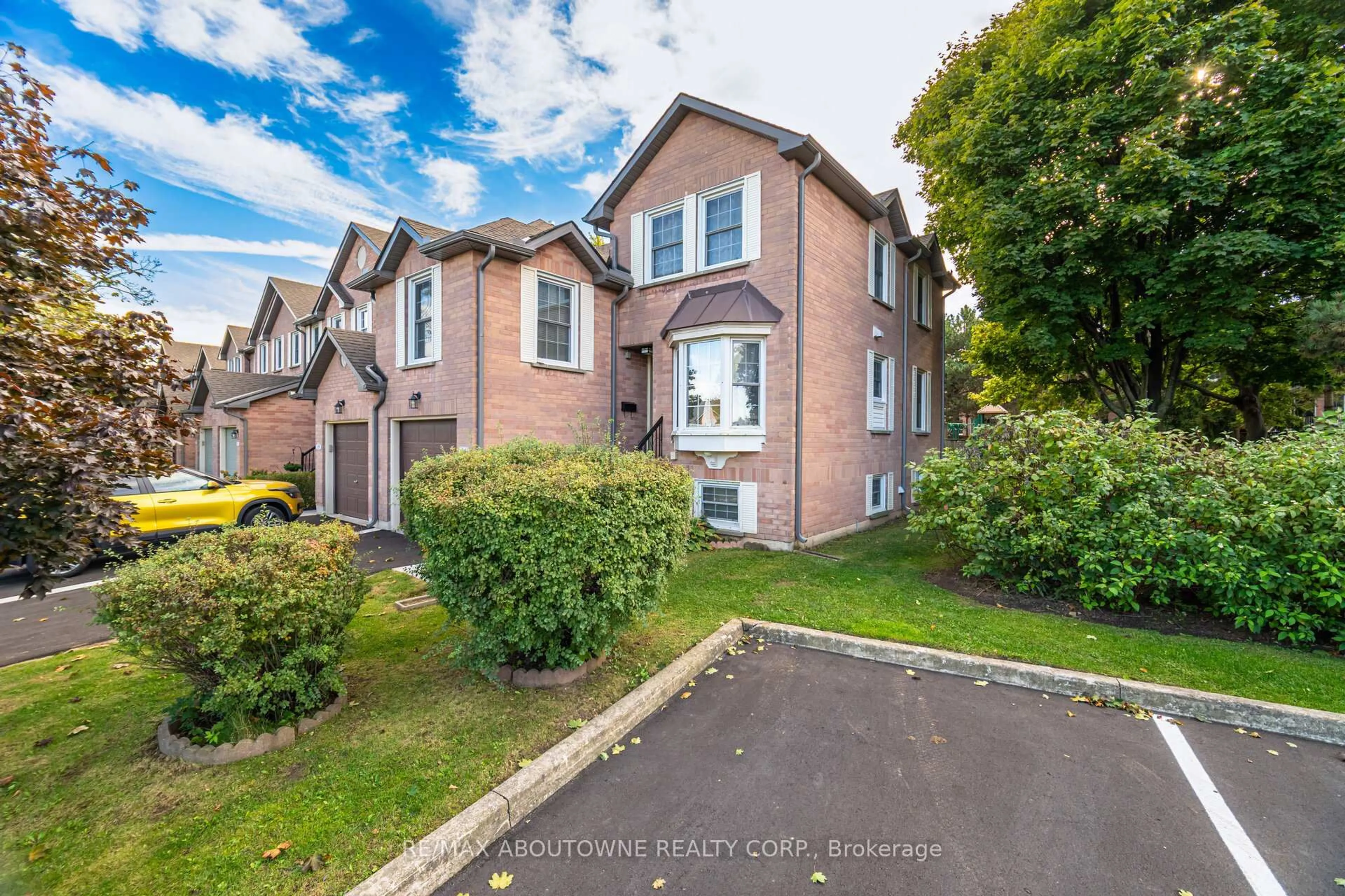 A pic from outside/outdoor area/front of a property/back of a property/a pic from drone, street for 2935 Headon Forest Dr #14, Burlington Ontario L7M 3Z7