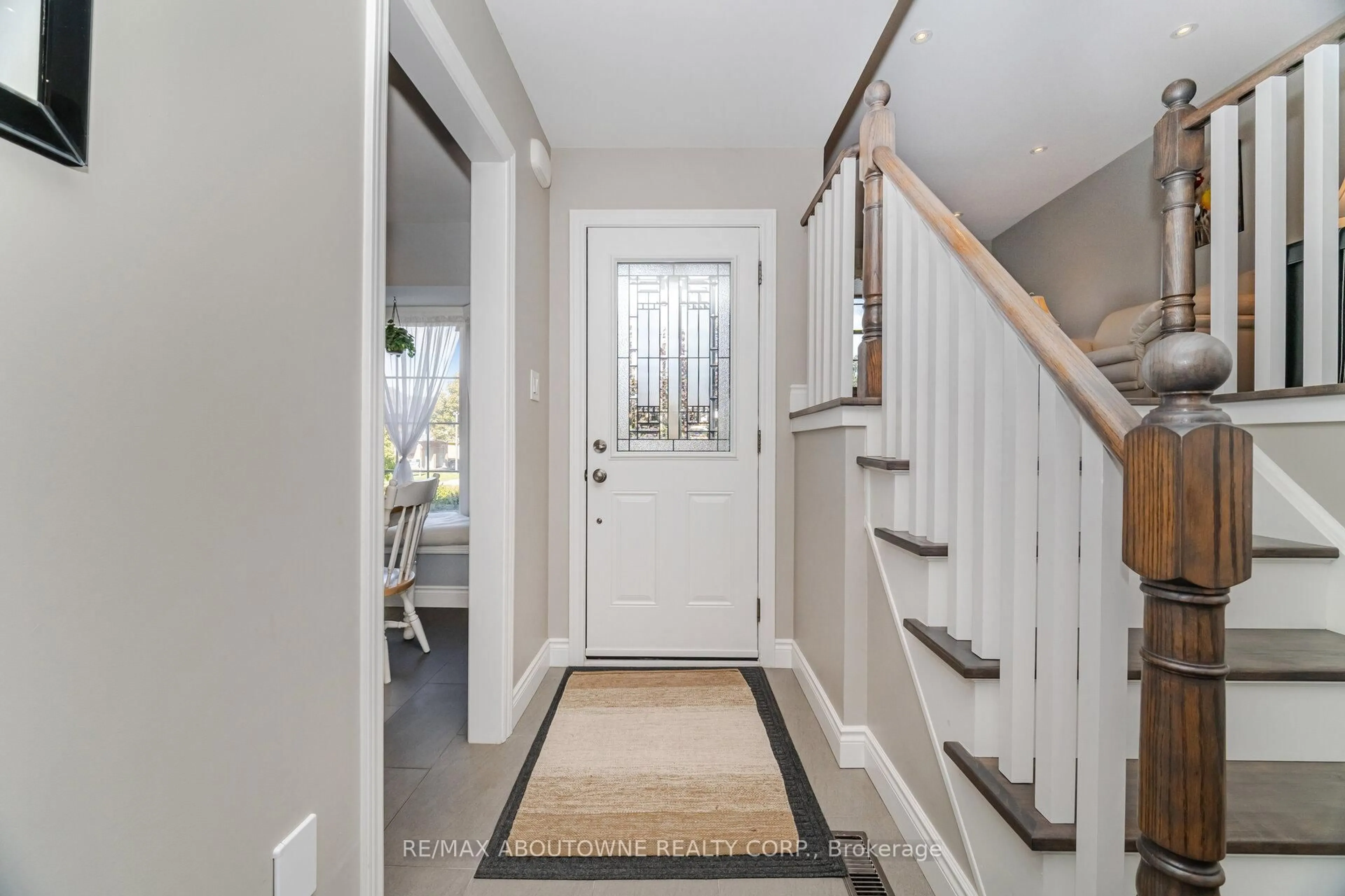 Indoor entryway for 2935 Headon Forest Dr #14, Burlington Ontario L7M 3Z7