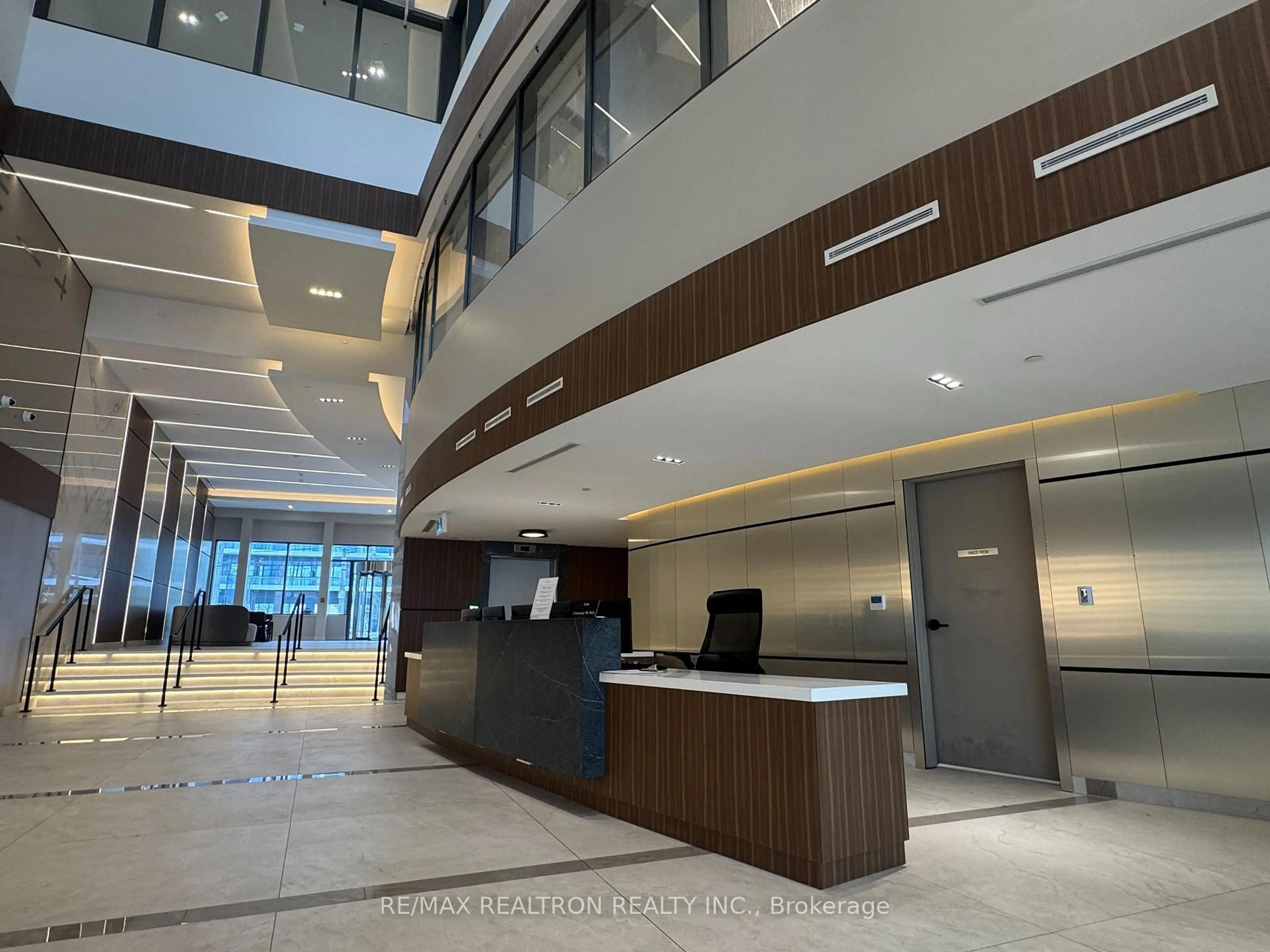 Indoor foyer for 5105 Hurontario St #339, Mississauga Ontario L4Z 0C9