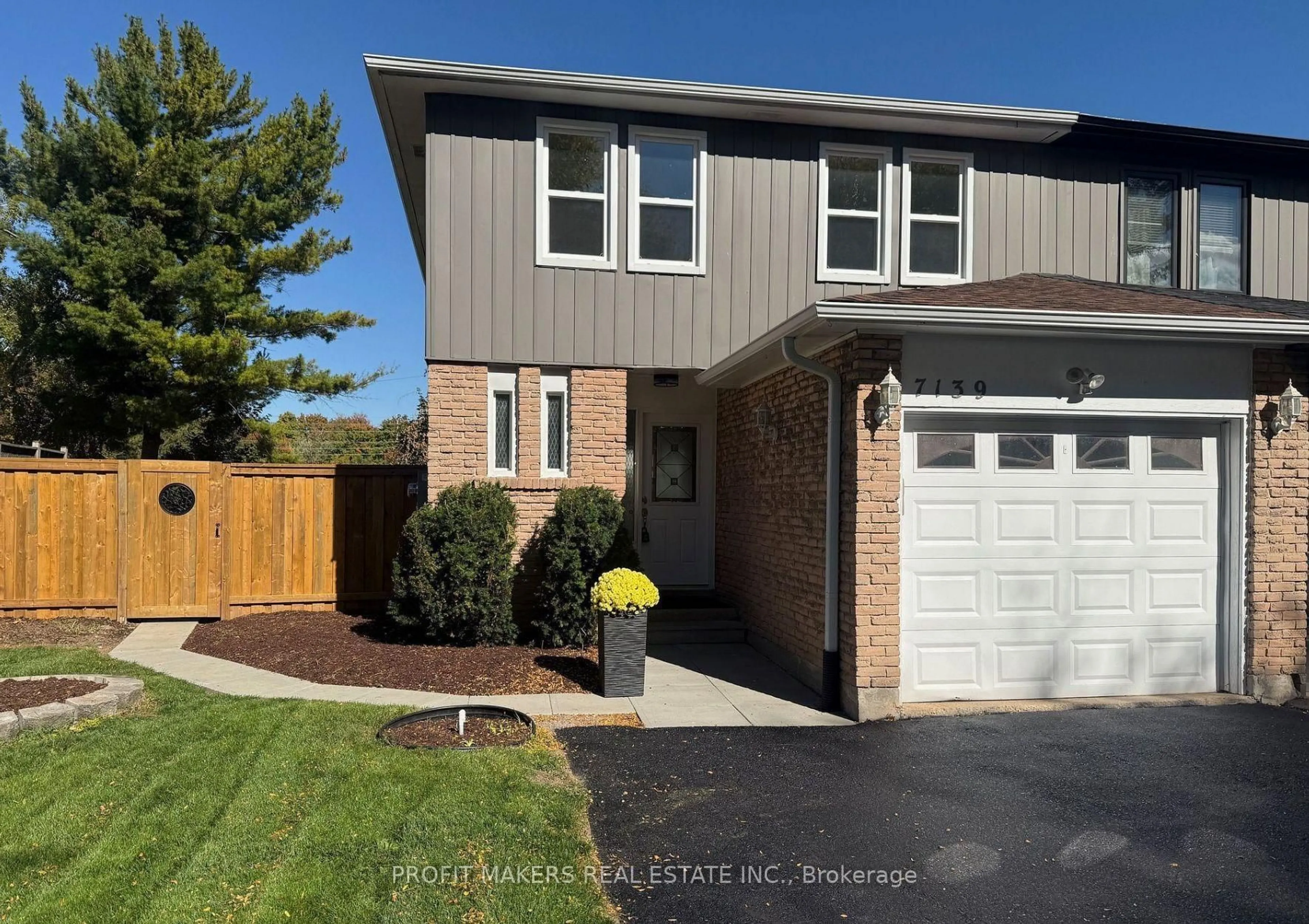 Home with brick exterior material, street for 7139 Fayette Circ, Mississauga Ontario L5N 1Y5