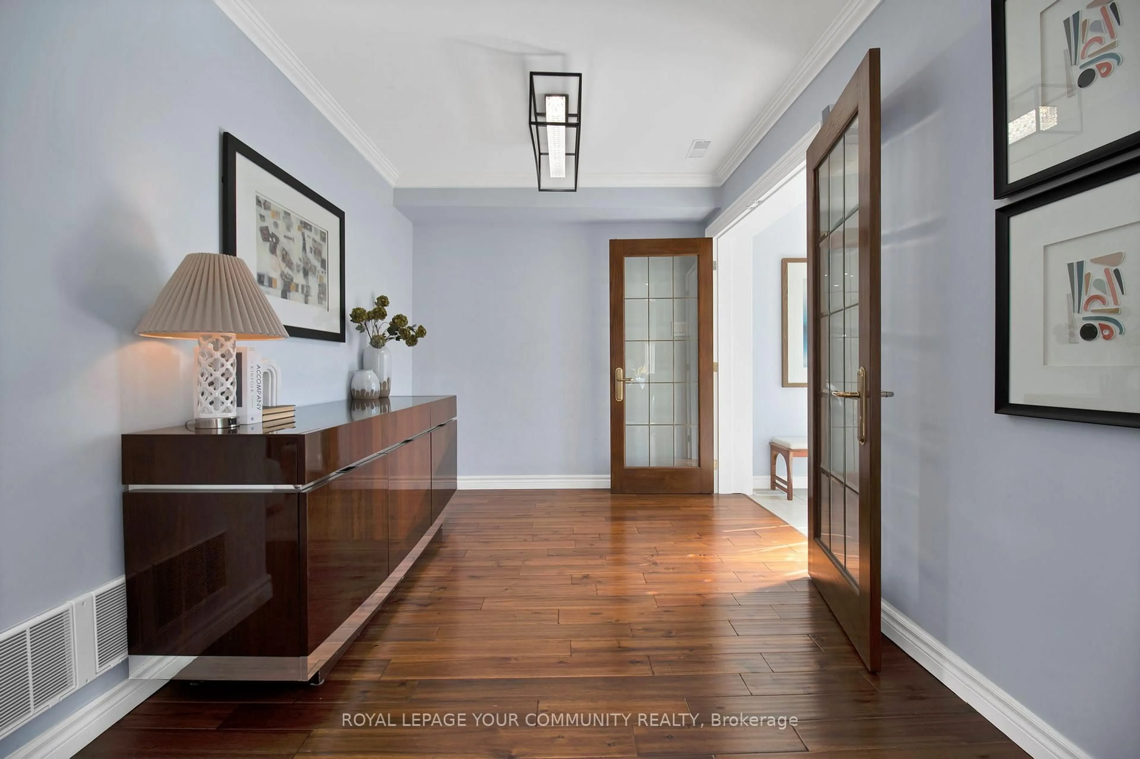 Indoor entryway for 651 Burnhamthorpe Rd, Toronto Ontario M9C 2Z1