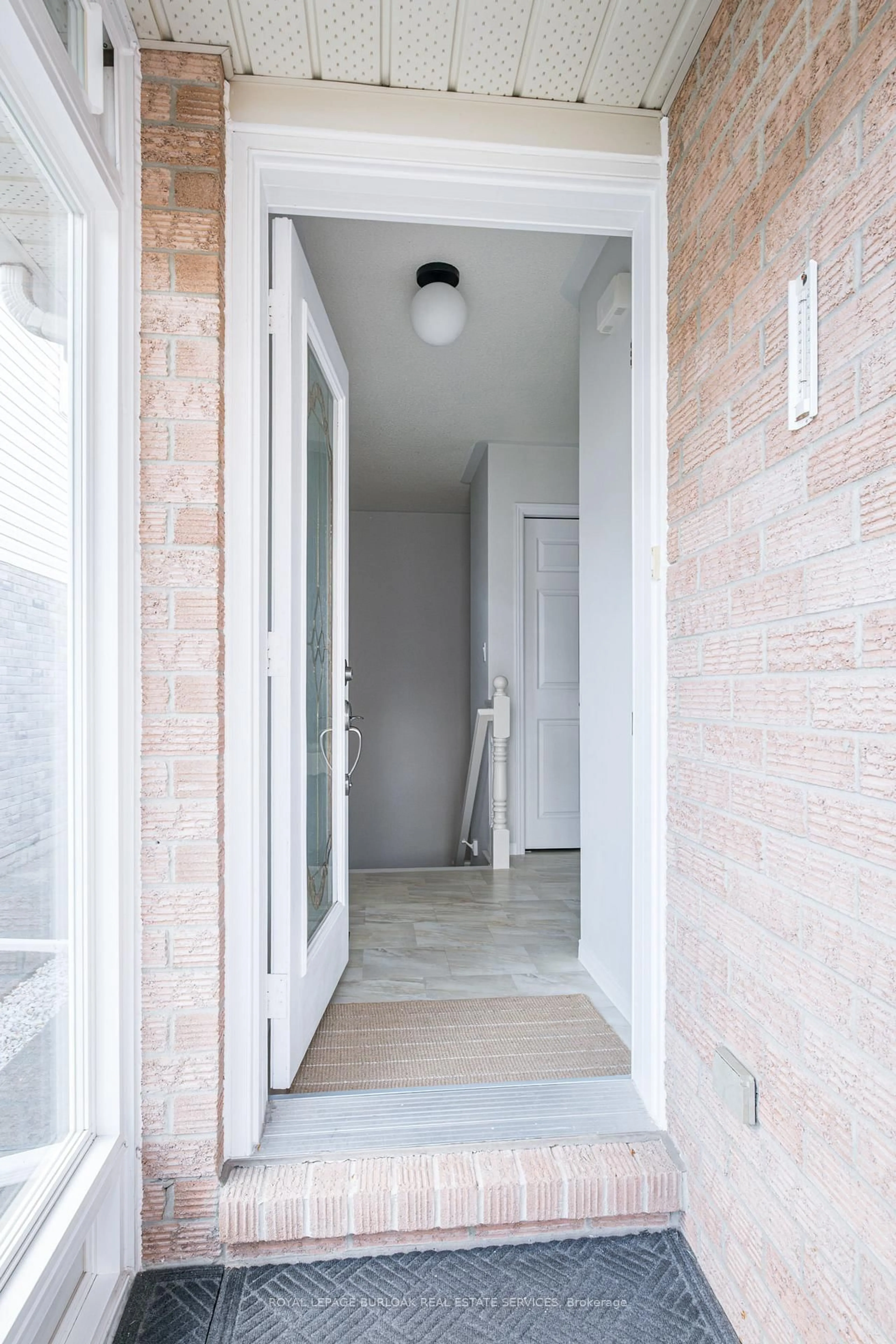 Indoor foyer for 2926 Addison St, Burlington Ontario L7M 4K4