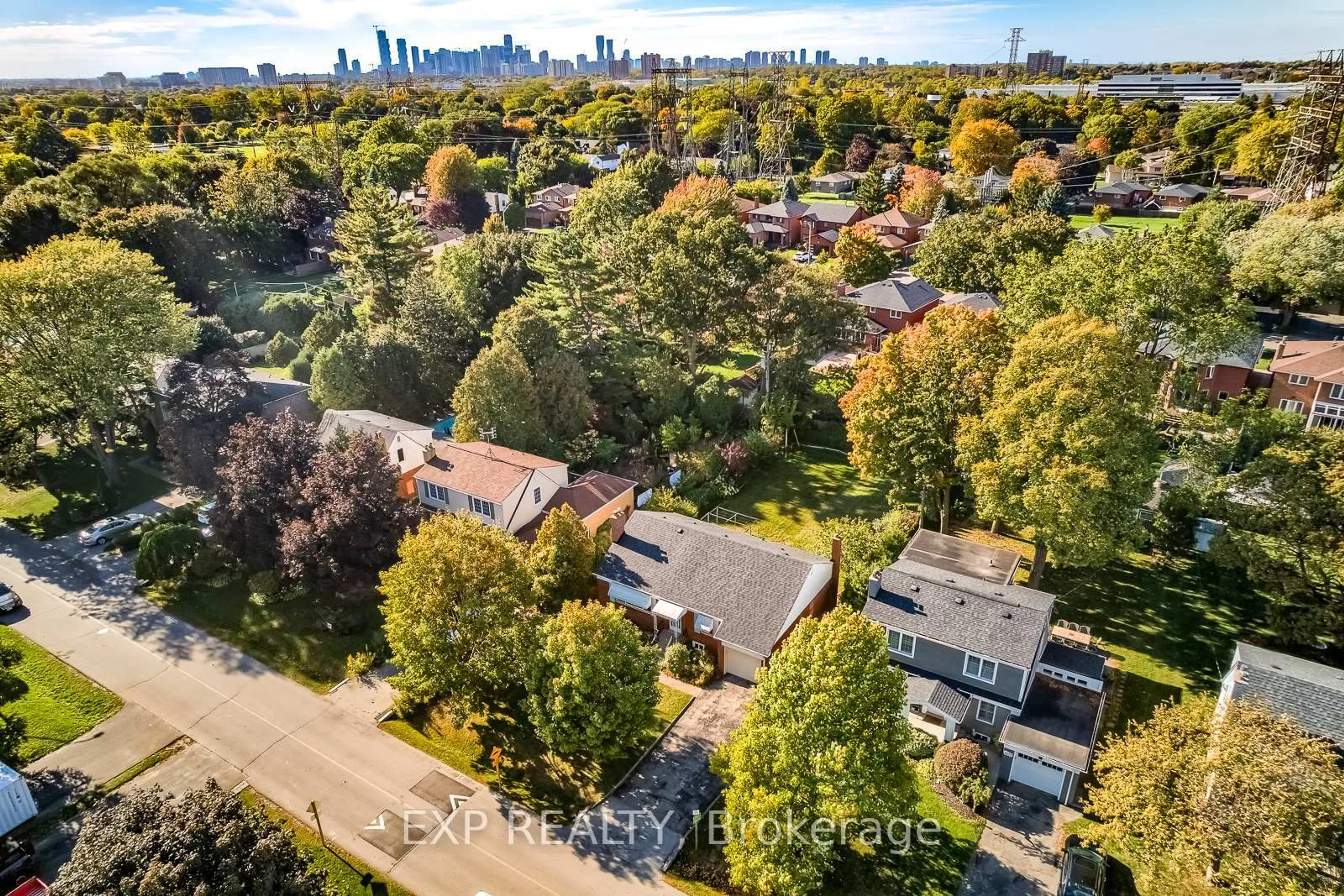 A pic from outside/outdoor area/front of a property/back of a property/a pic from drone, city buildings view from balcony for 1071 Henley Rd, Mississauga Ontario L4Y 1C8