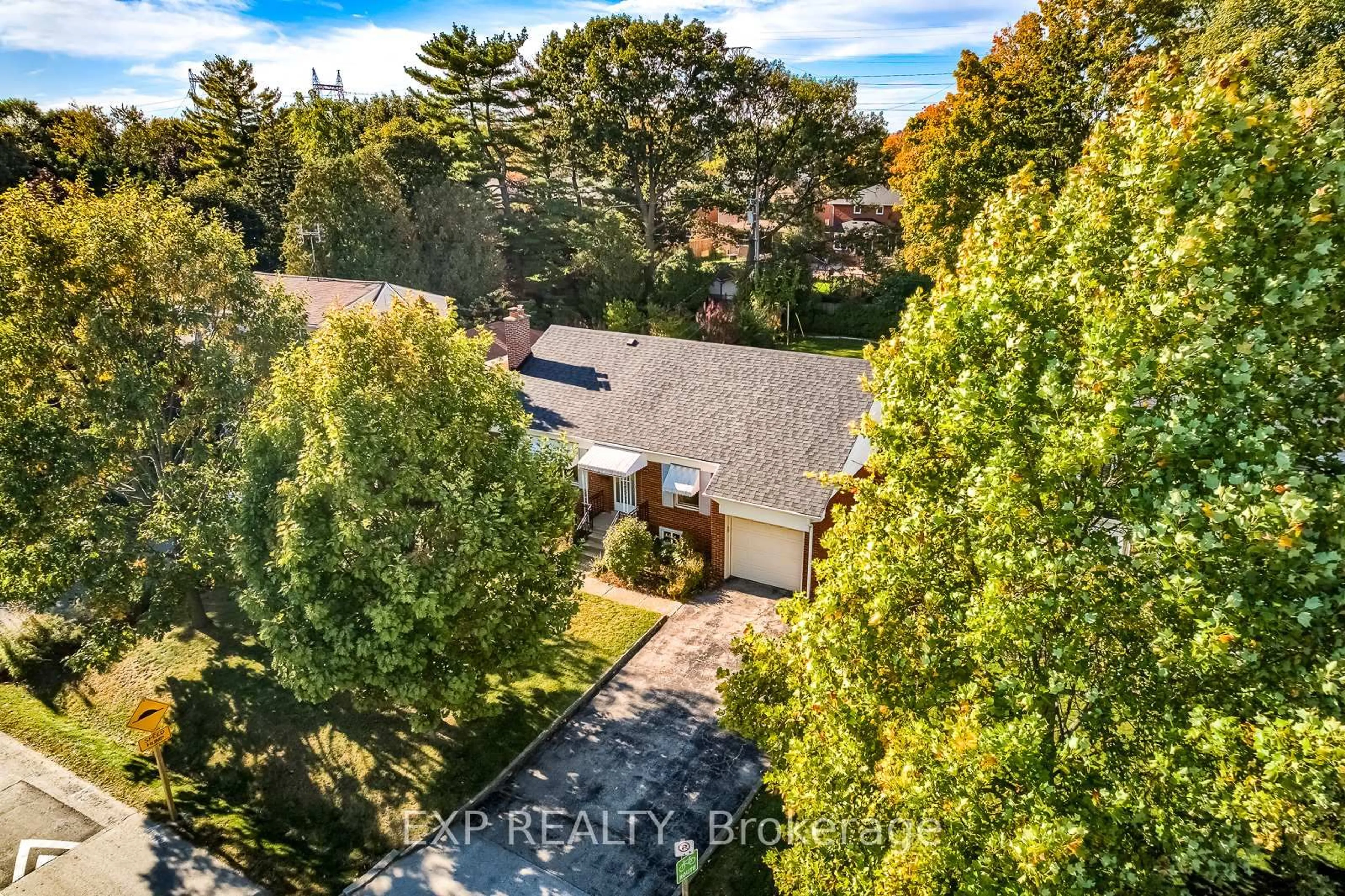 A pic from outside/outdoor area/front of a property/back of a property/a pic from drone, street for 1071 Henley Rd, Mississauga Ontario L4Y 1C8