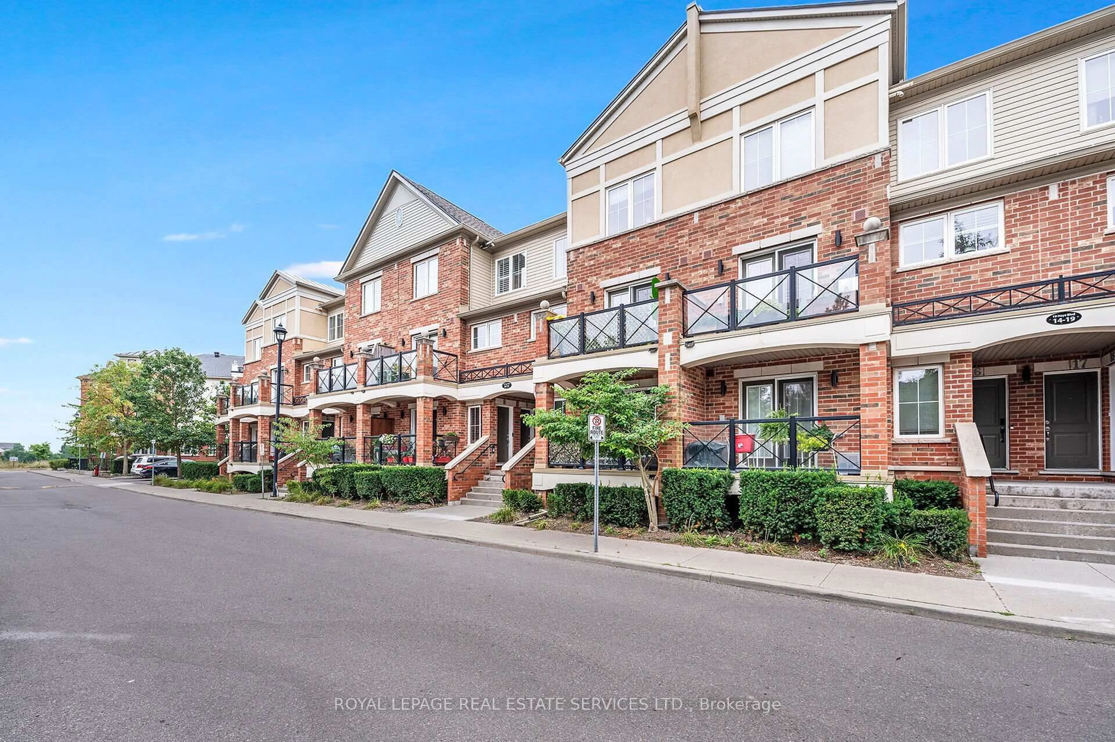 A pic from outside/outdoor area/front of a property/back of a property/a pic from drone, street for 19 Hays Blvd #Unit 12, Oakville Ontario L6H 0H8