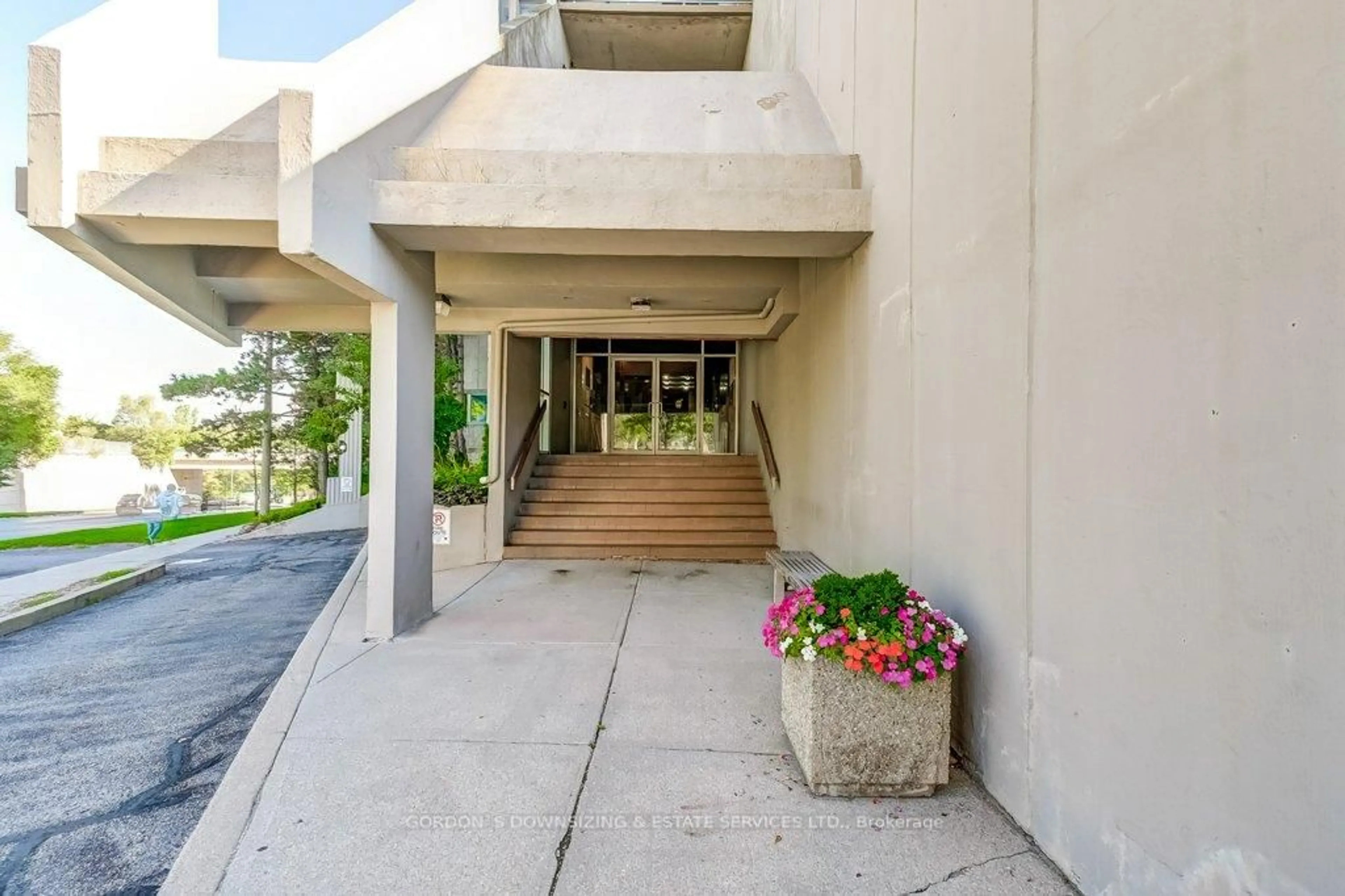 Indoor foyer for 20 Speers Rd #401, Oakville Ontario L6K 3R5