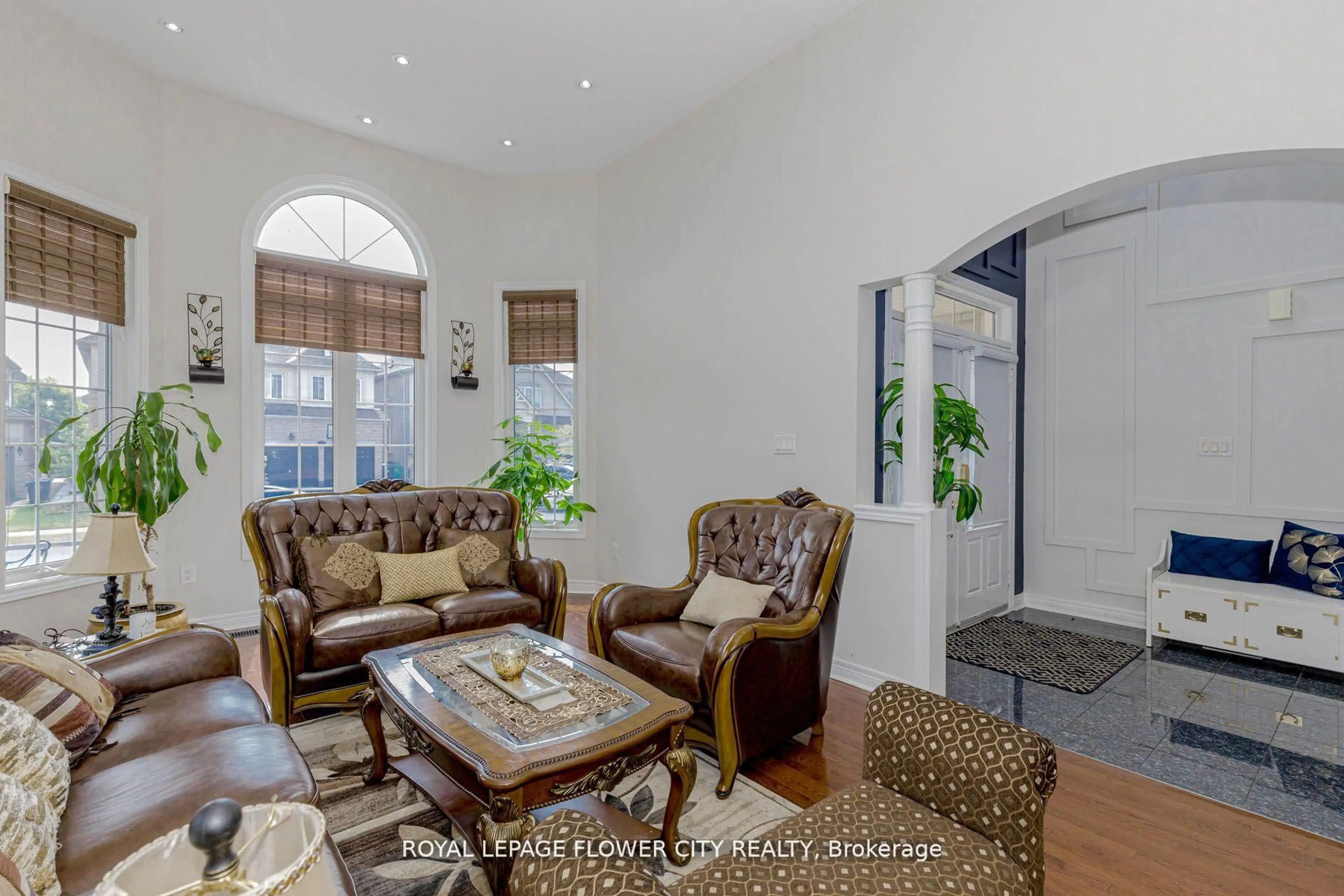 Living room with furniture, unknown for 11 Vintonridge Dr, Brampton Ontario L6P 2T8