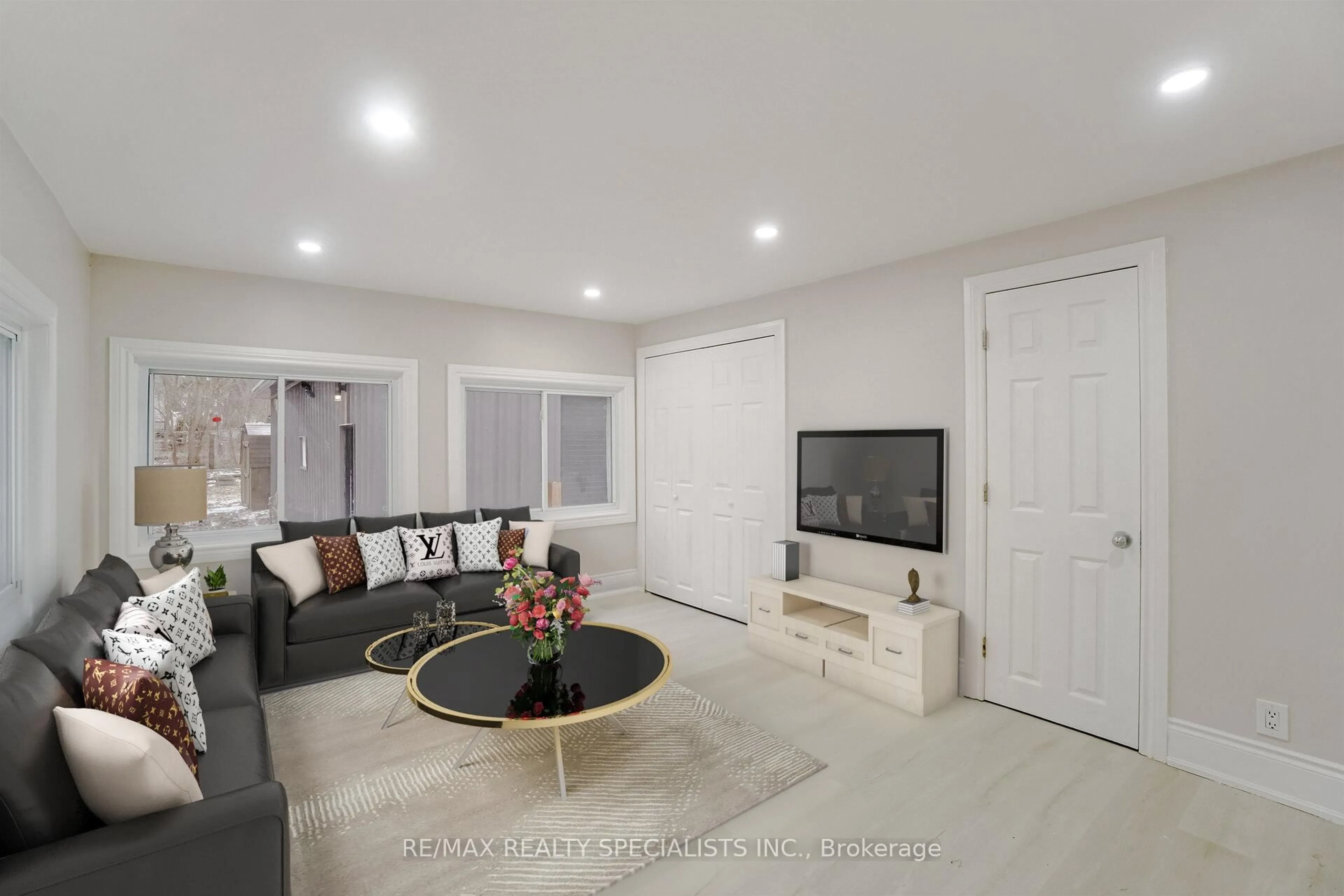 Living room with furniture, unknown for 86 Mill St, Orangeville Ontario L9W 2M7