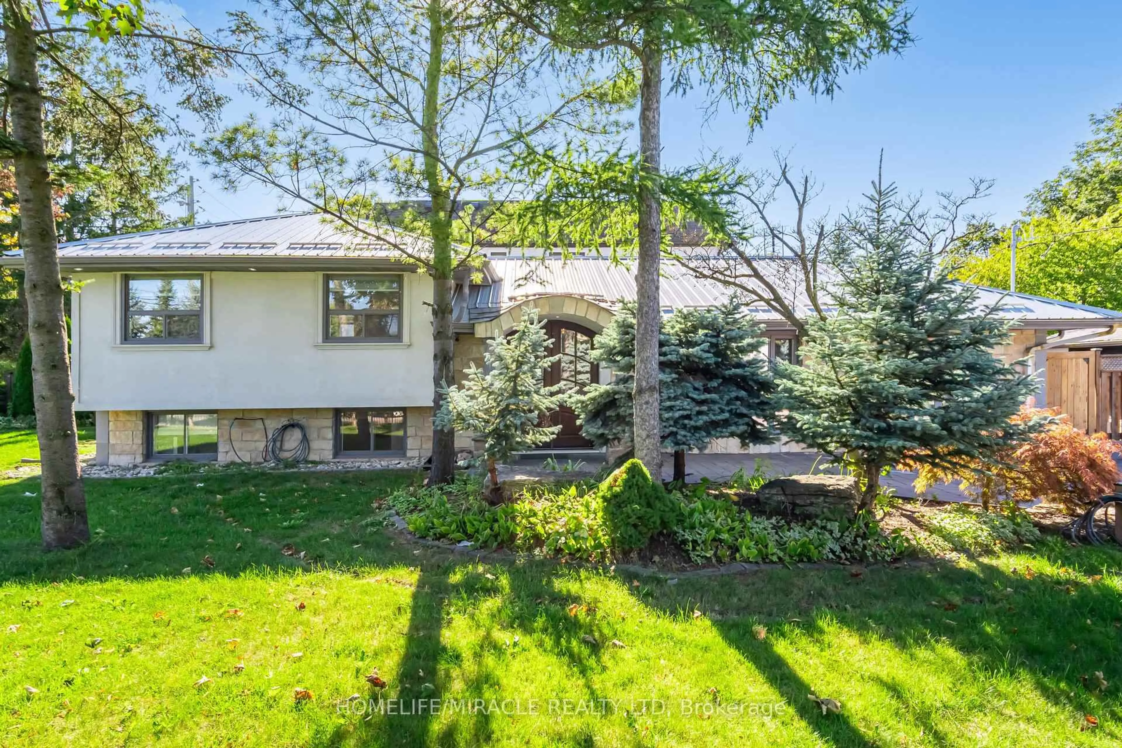 A pic from outside/outdoor area/front of a property/back of a property/a pic from drone, unknown for 308 Third Line, Oakville Ontario L6L 4A4