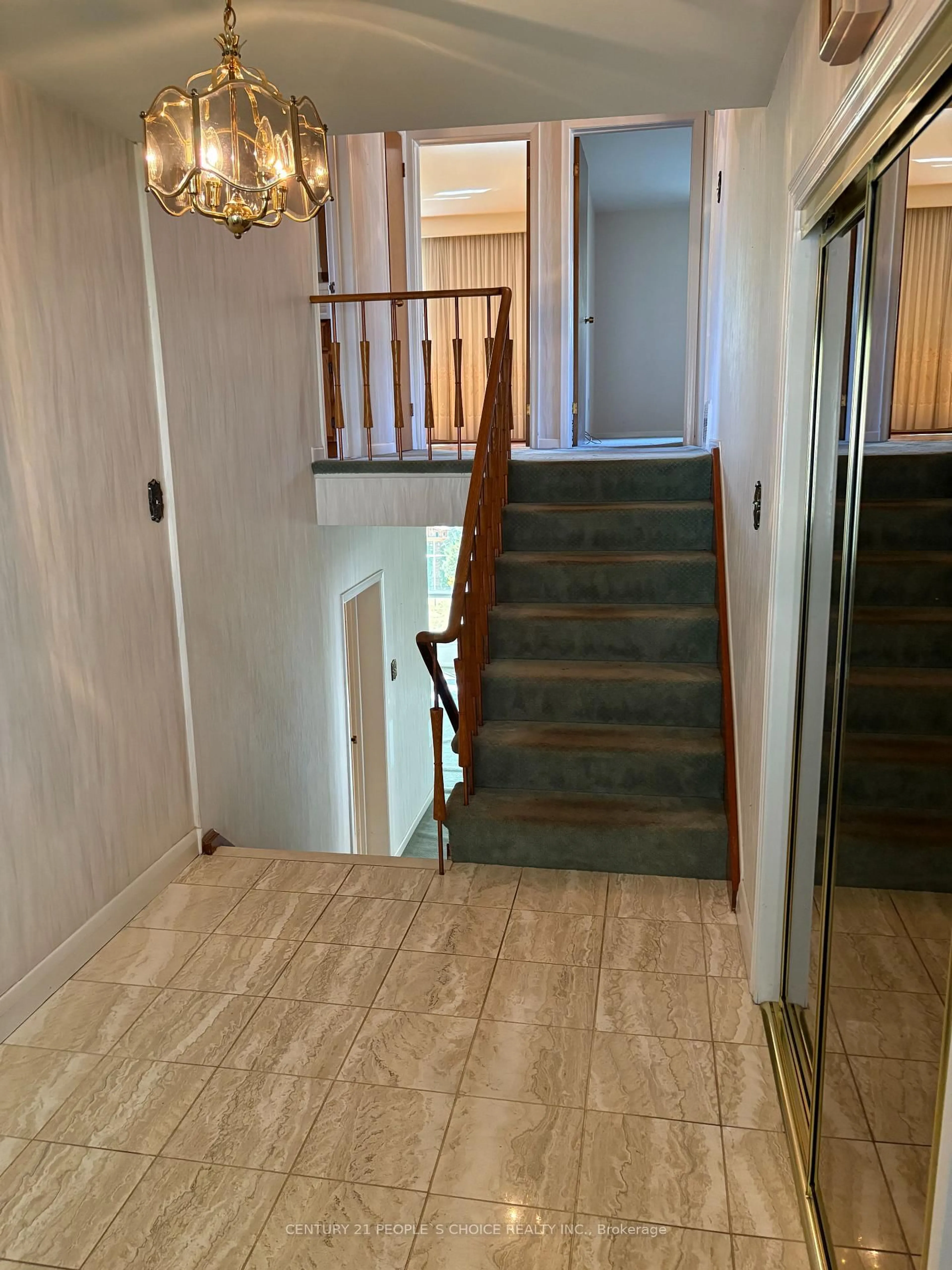 Indoor foyer for 165 Verobeach Blvd, Toronto Ontario M9M 1R2