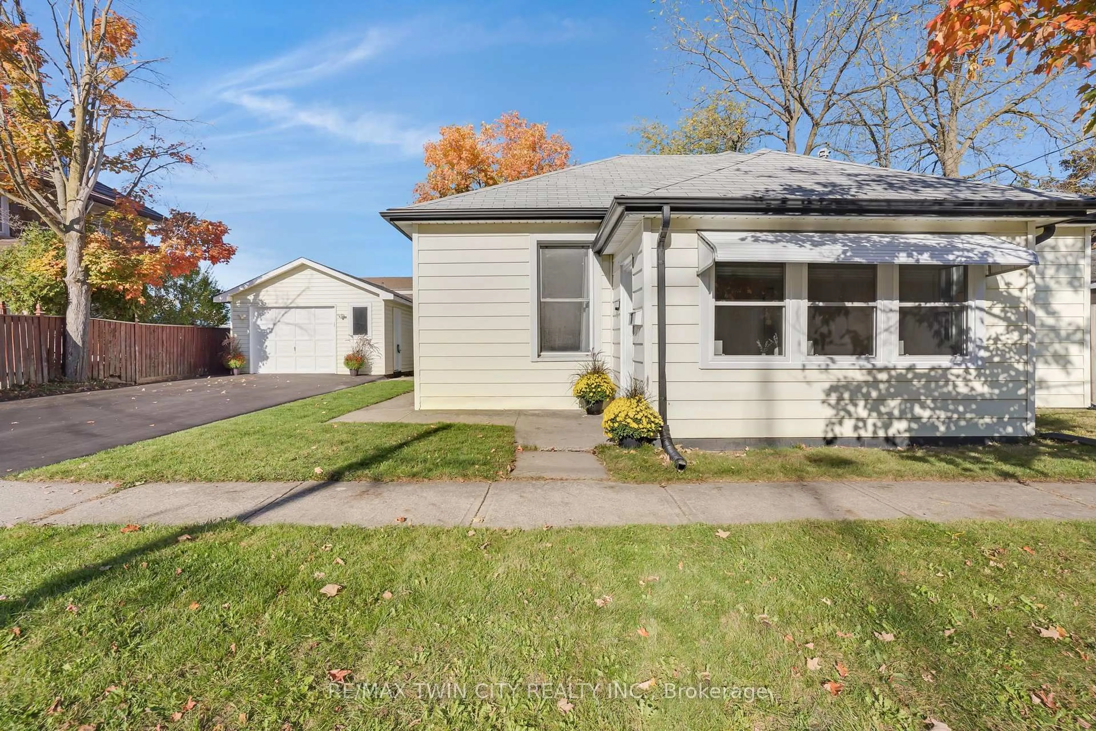 Home with vinyl exterior material, street for 7 Frederick St, Halton Hills Ontario L7J 2B7