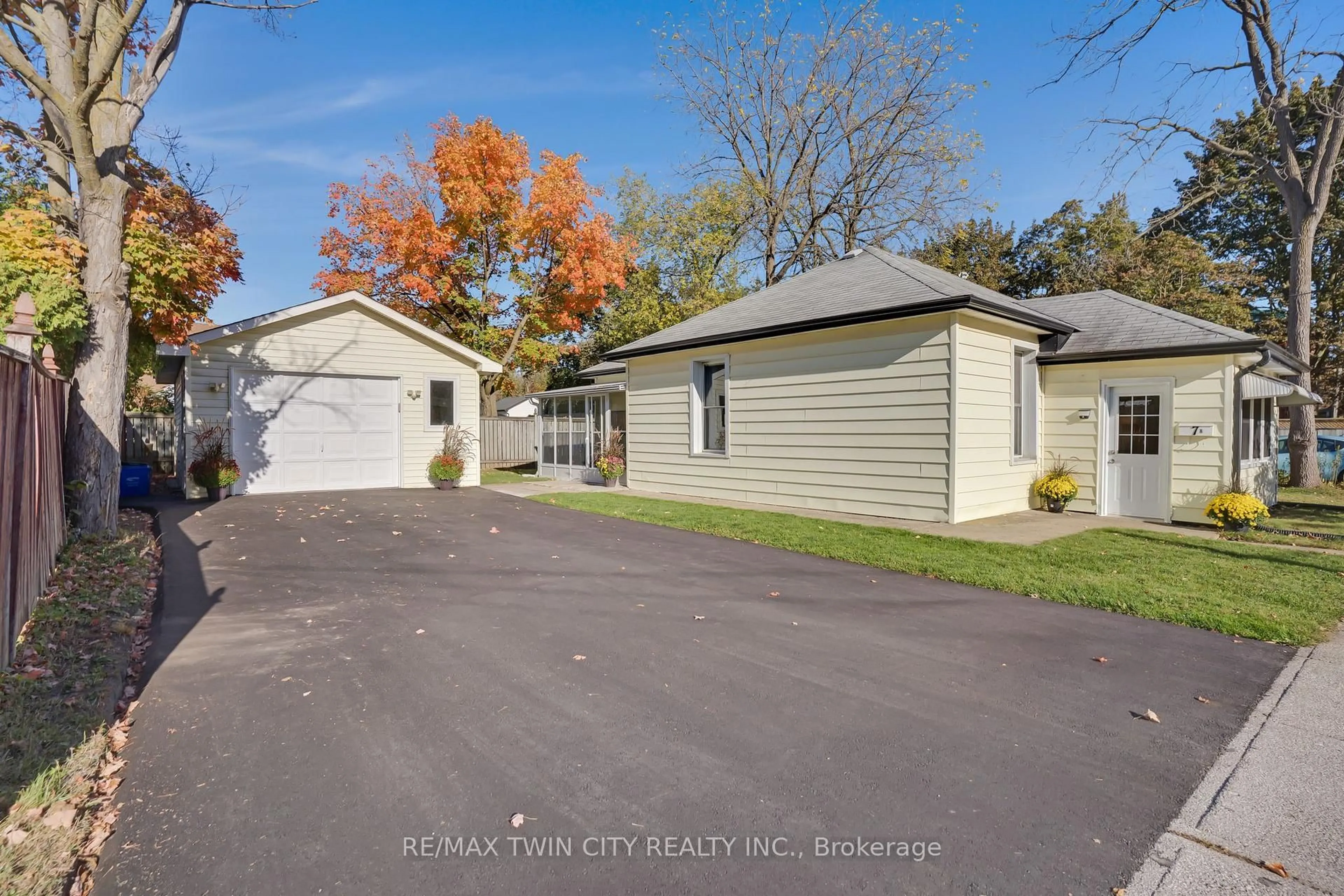 A pic from outside/outdoor area/front of a property/back of a property/a pic from drone, unknown for 7 Frederick St, Halton Hills Ontario L7J 2B7