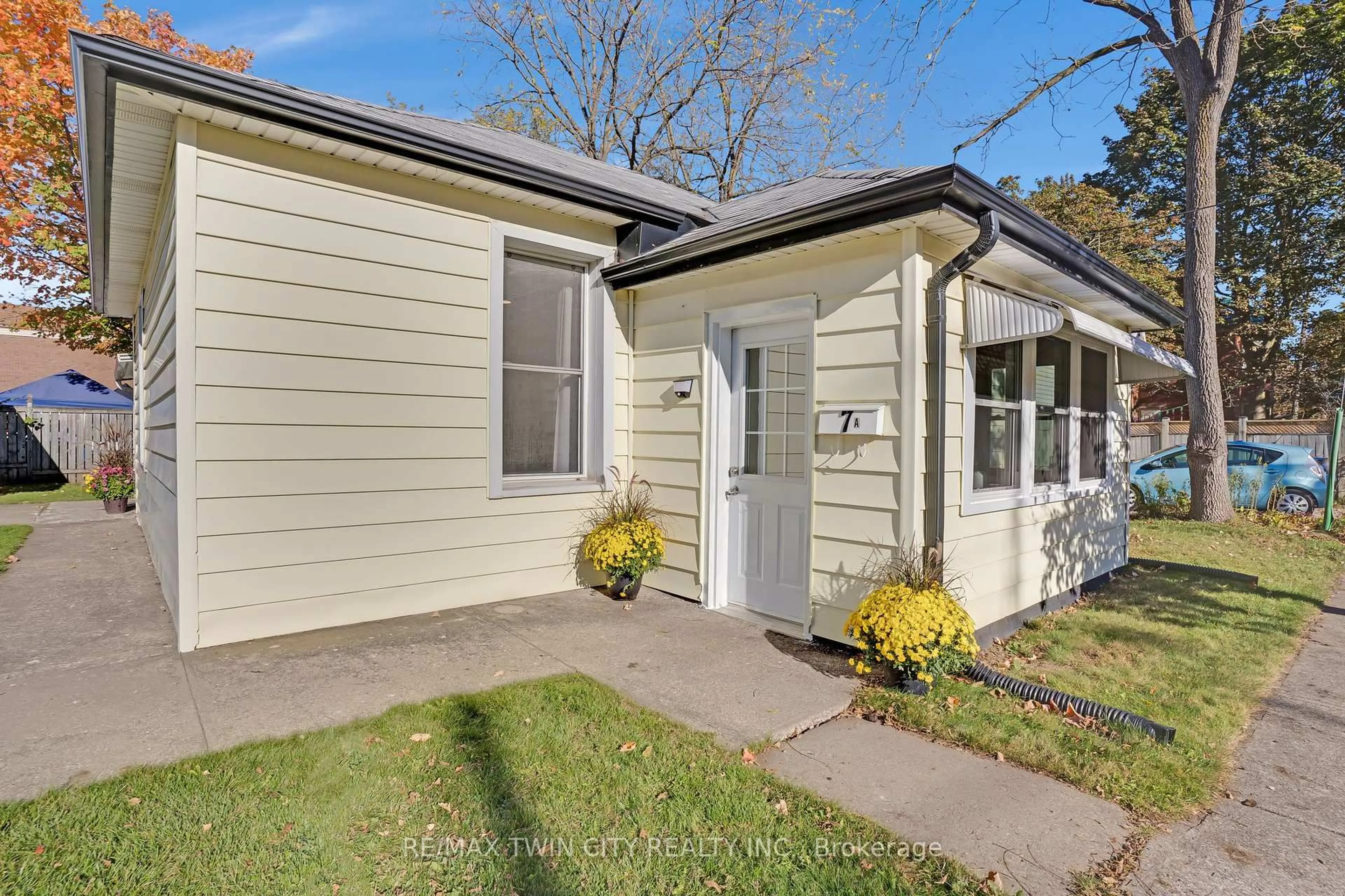 Home with vinyl exterior material, street for 7 Frederick St, Halton Hills Ontario L7J 2B7